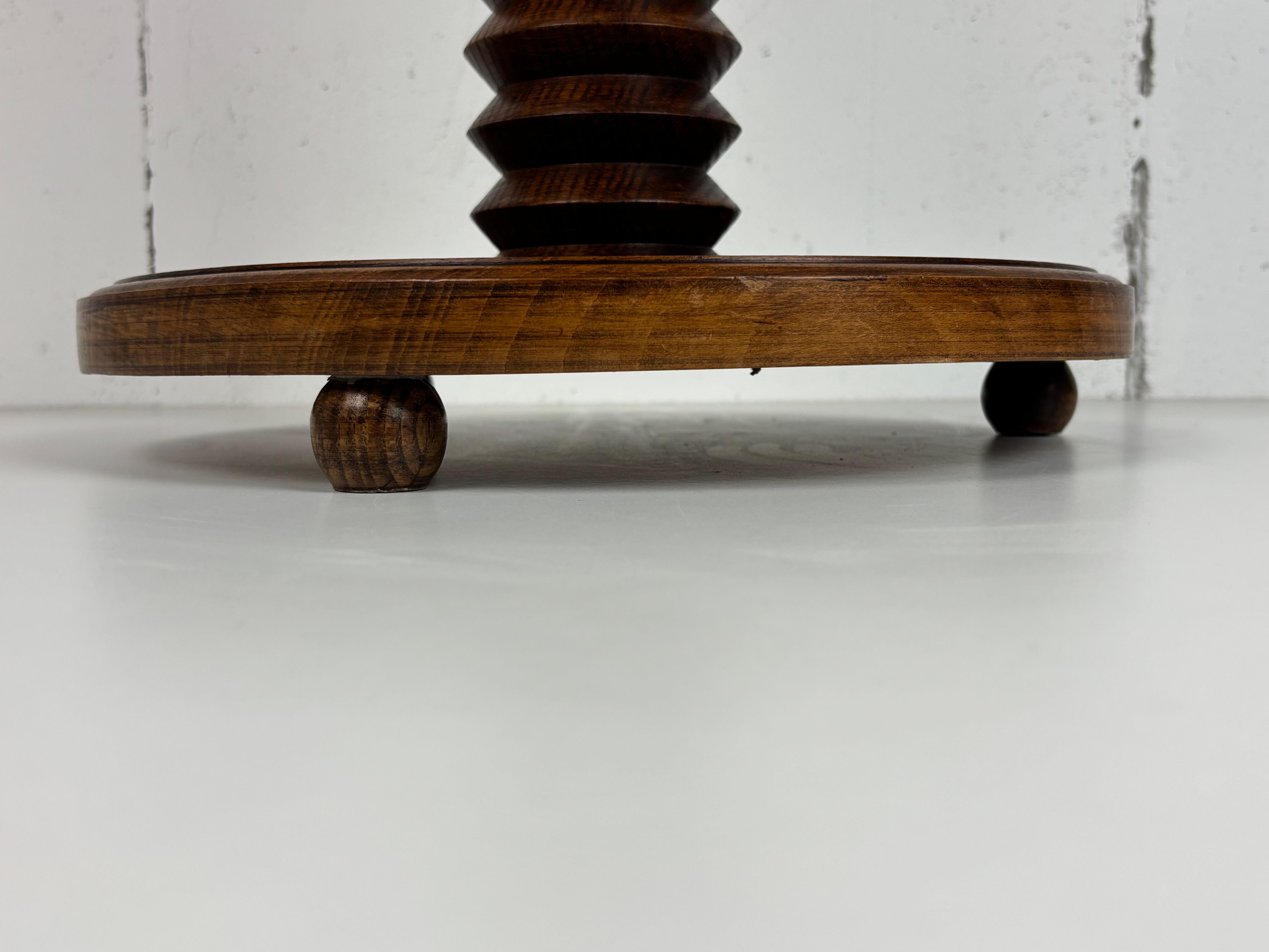 Mesa auxiliar Brutalista francesa de madera torneada para prensa de vino, años 50 Transformado en venta