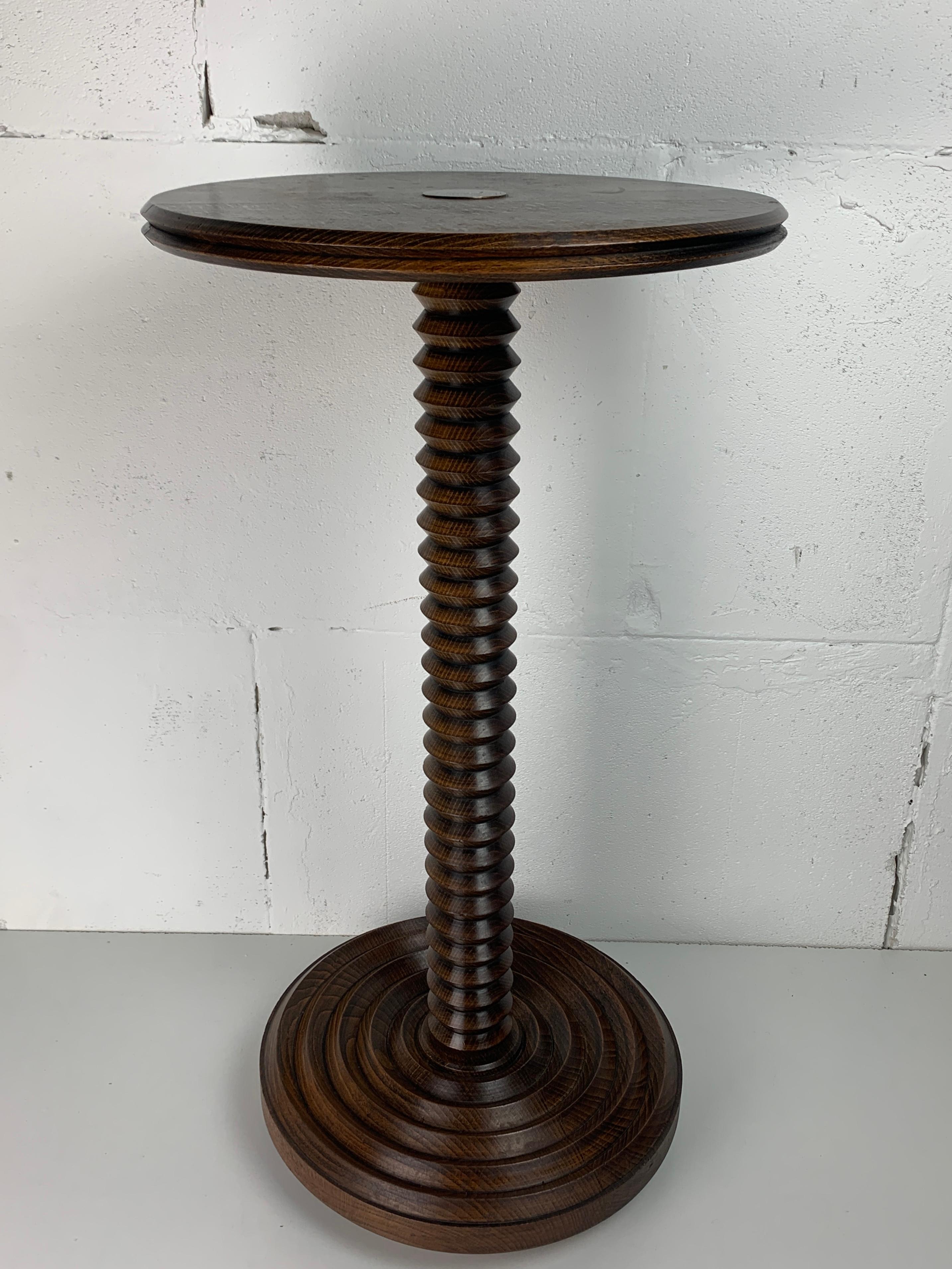 Table d'appoint brutaliste en bois tourné français, années 1950 Bon état - En vente à Zaandam, NL