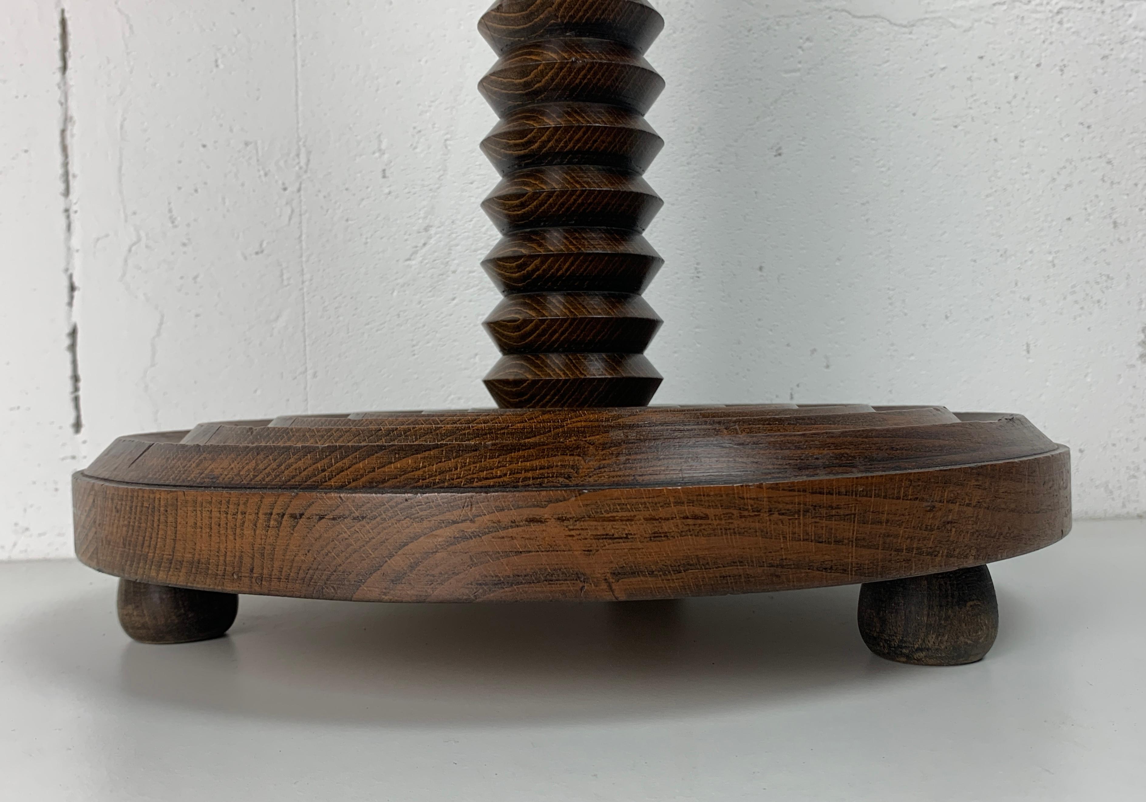 Milieu du XXe siècle Table d'appoint brutaliste en bois tourné français, années 1950 en vente