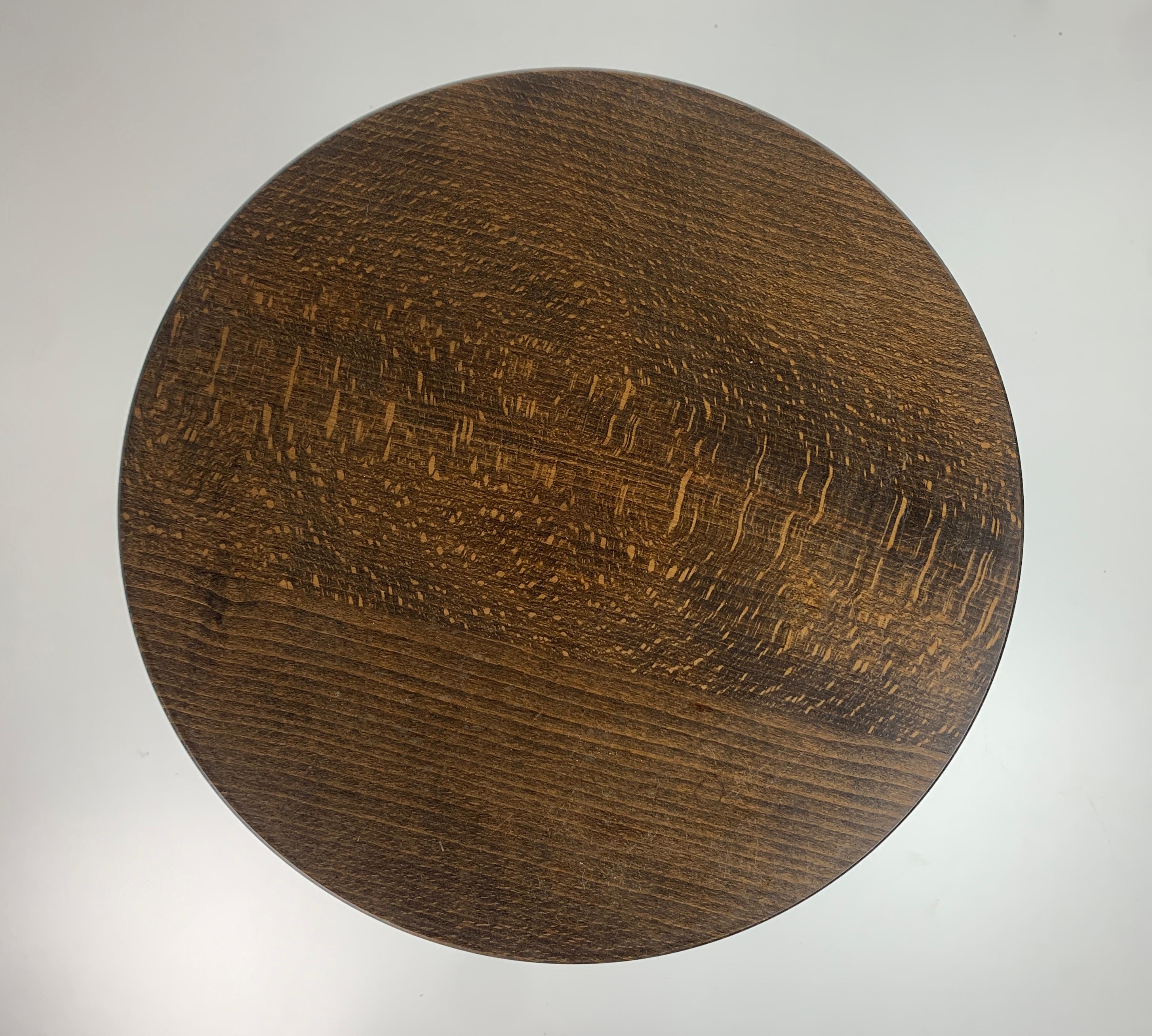 Mesa auxiliar Brutalista francesa de madera torneada para prensa de vino, años 50 Roble