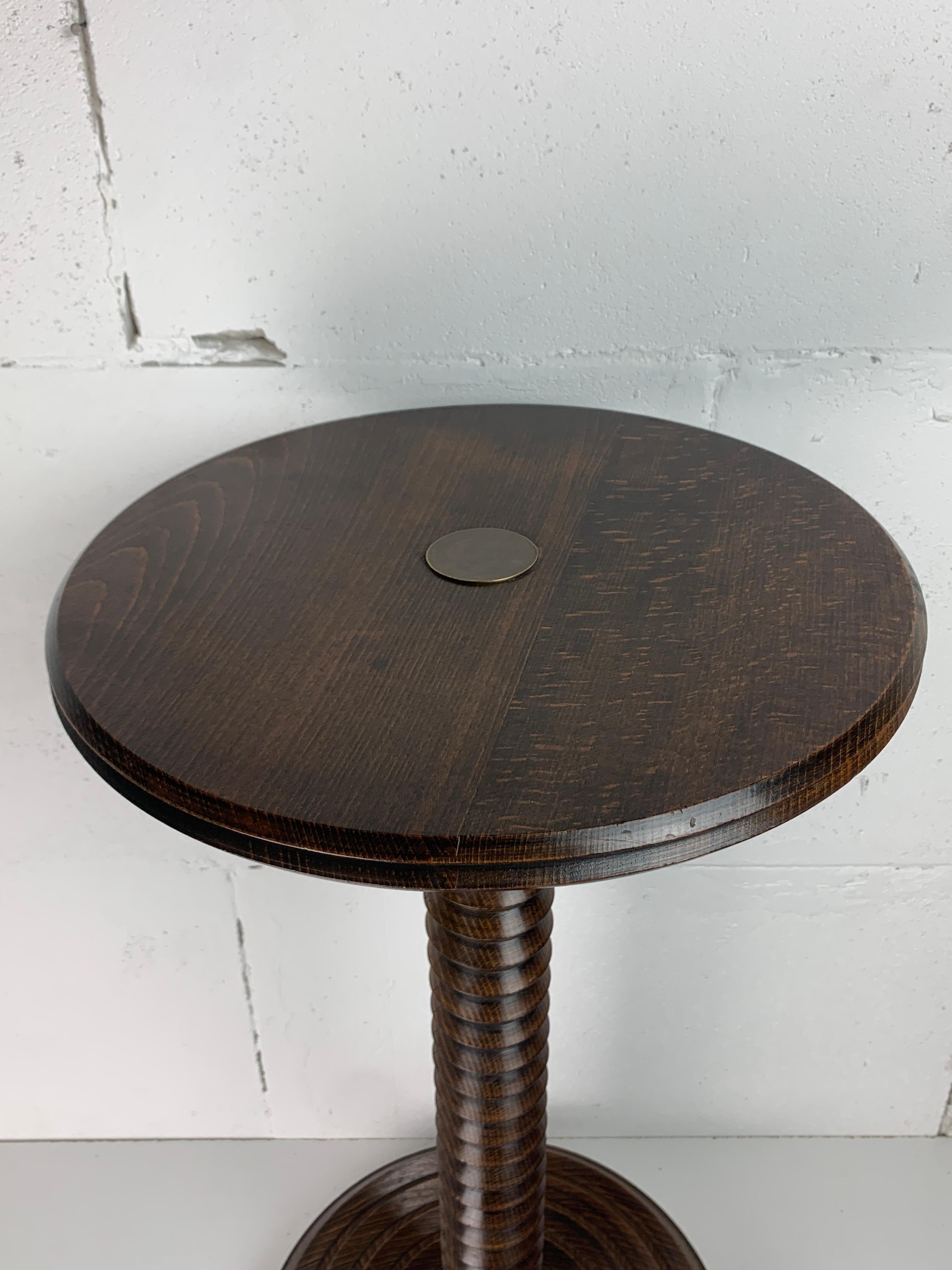 Table d'appoint brutaliste en bois tourné français, années 1950 en vente 1