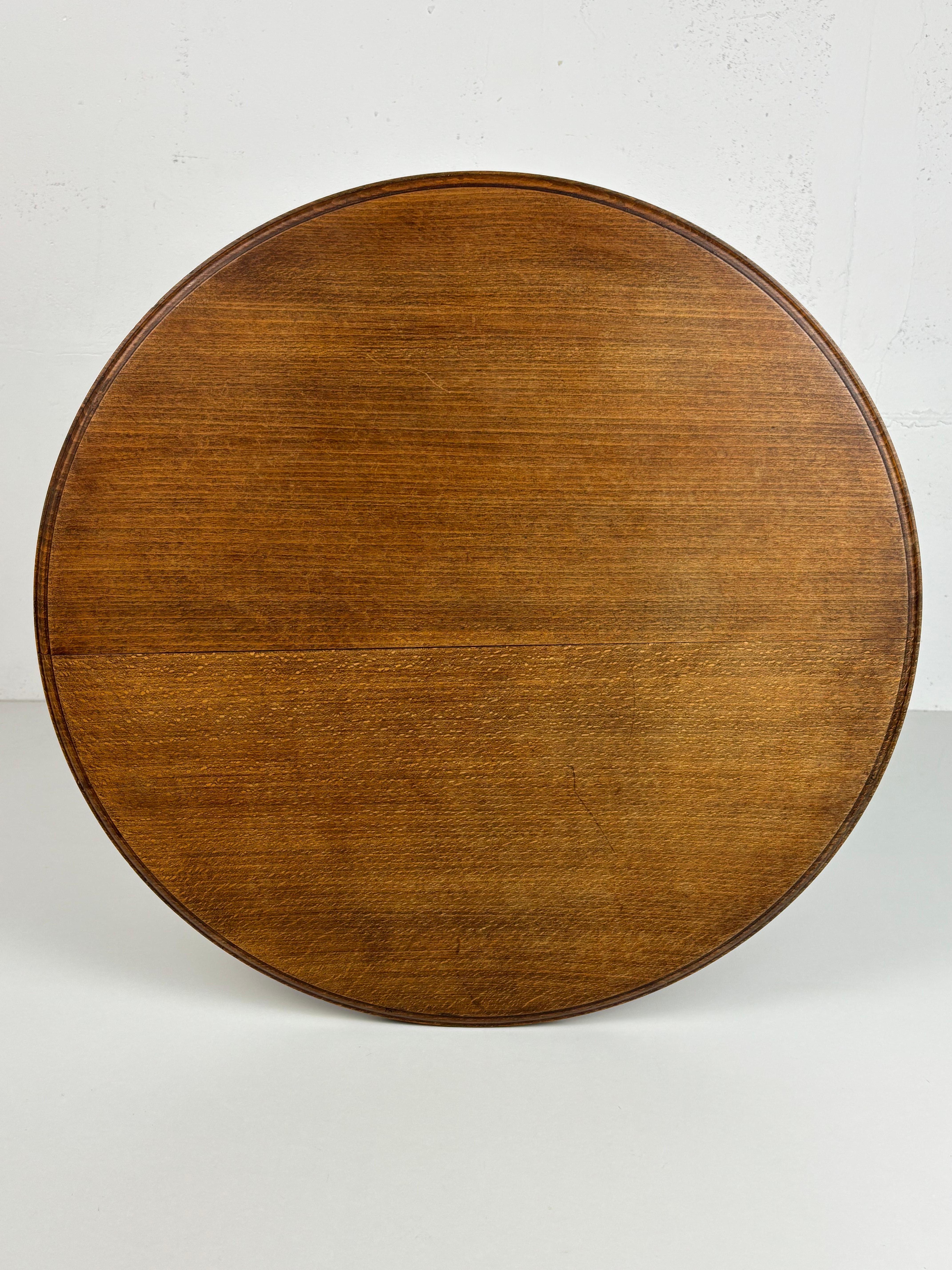 Mesa auxiliar Brutalista francesa de madera torneada para prensa de vino, años 50 en venta 1