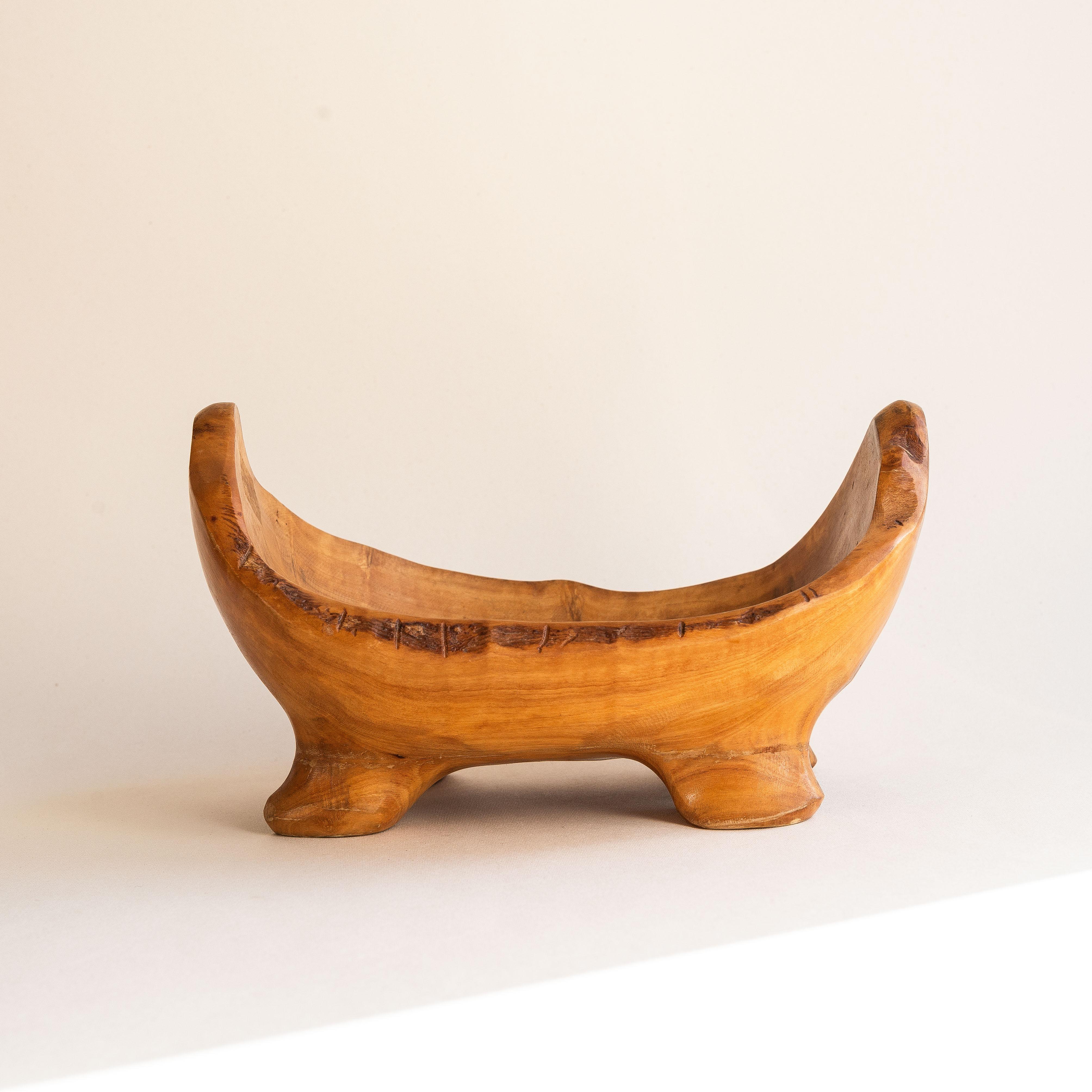 Fruttiera brutalista in Wood Wood, Francia 1960

Fruttiera vintage ricavata da un unico pezzo di legno d'ulivo, che mette in mostra le sue sorprendenti venature naturali. 

Design accattivante e di forma libera con la sua struttura a quadripode.

Un