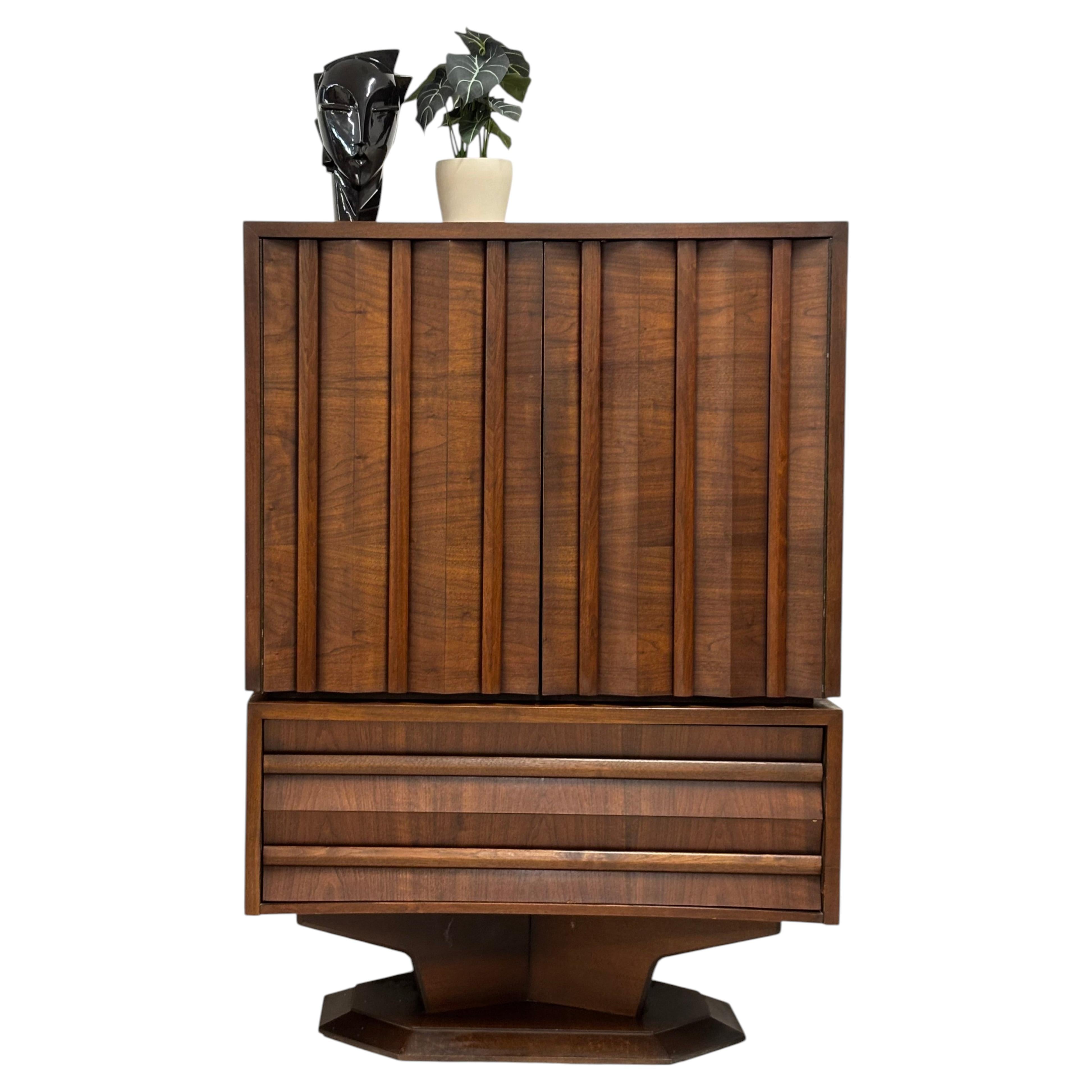 Coffre brutal de Paul Evans, Walnut, Canada, 1975