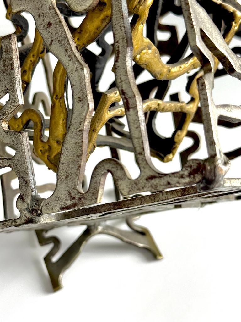 Scultura geometrica brutalista in metallo saldato, cubo astratto in acciaio e ottone 1960s in vendita 2