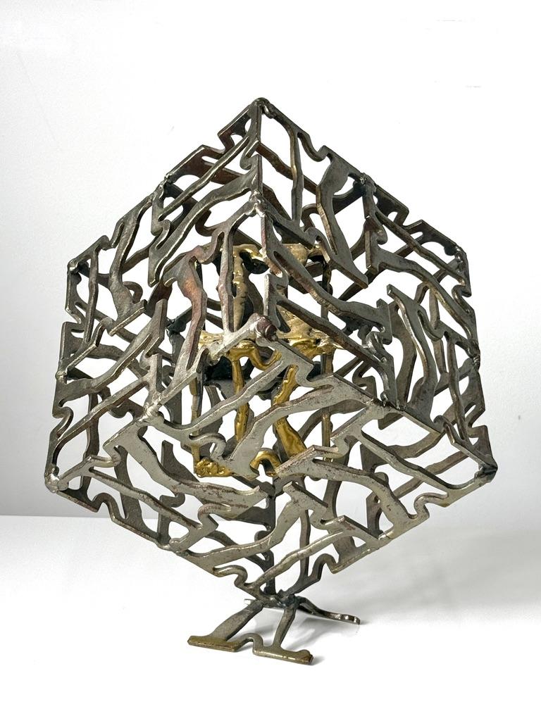 Affascinante scultura cubica geometrica in metallo misto di grandi dimensioni 
Artista sconosciuto, circa anni '60

Design brutalista con struttura esterna in acciaio saldato e cubo interno in ottone a contrasto.

La base in legno verniciato di nero
