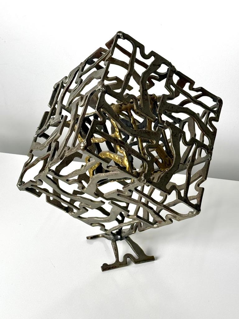 Mid-Century moderno Scultura geometrica brutalista in metallo saldato, cubo astratto in acciaio e ottone 1960s in vendita