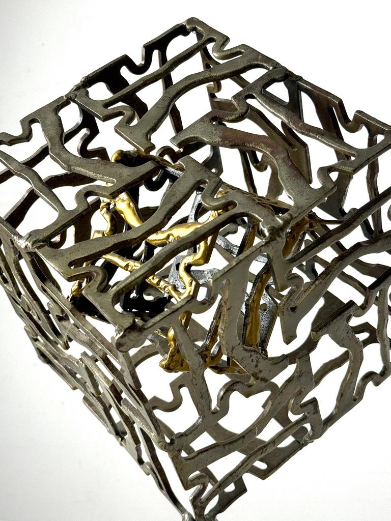 Americano Scultura geometrica brutalista in metallo saldato, cubo astratto in acciaio e ottone 1960s in vendita