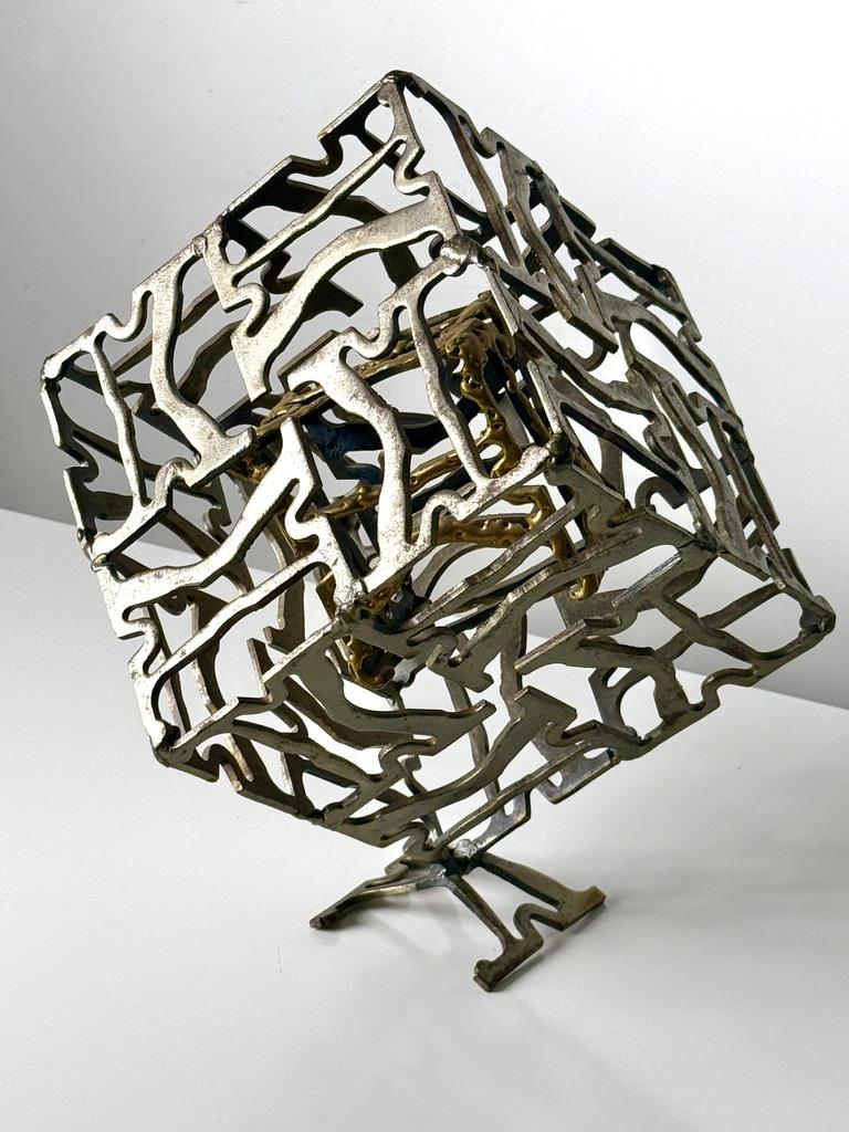Saldato Scultura geometrica brutalista in metallo saldato, cubo astratto in acciaio e ottone 1960s in vendita