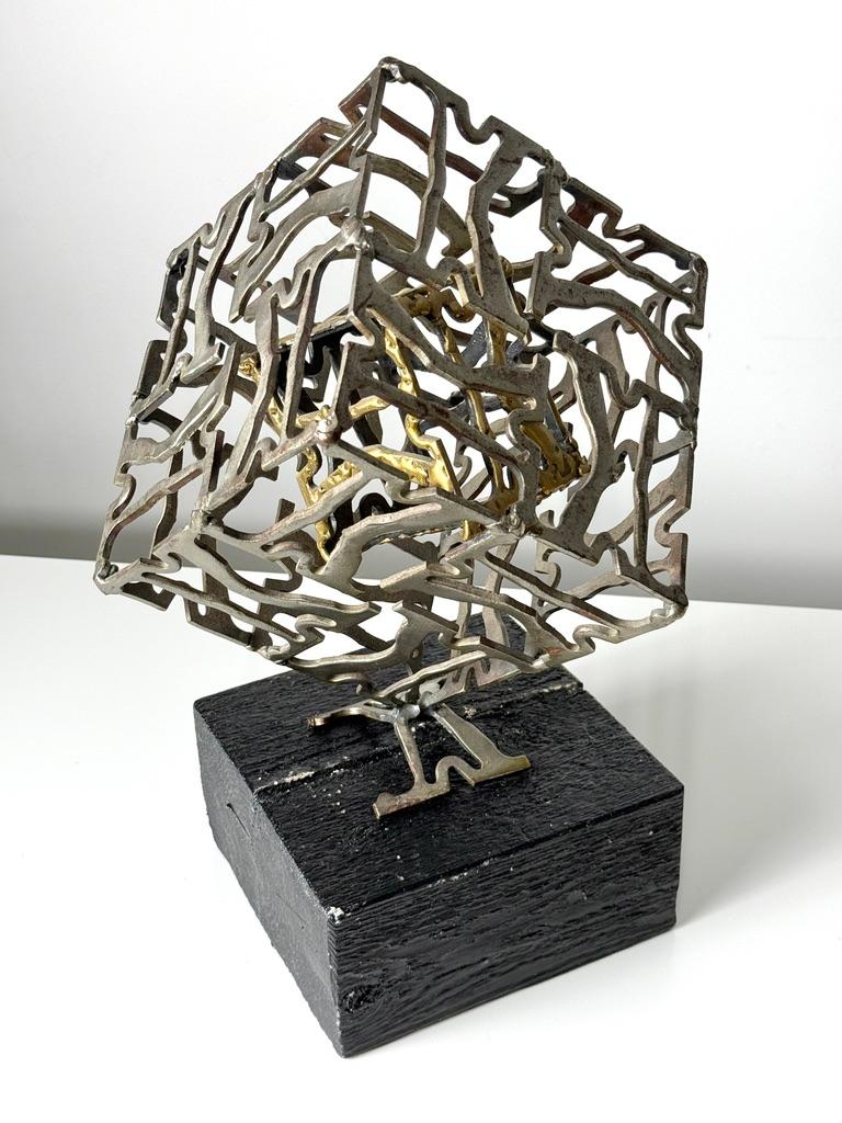 Scultura geometrica brutalista in metallo saldato, cubo astratto in acciaio e ottone 1960s In condizioni buone in vendita a Troy, MI