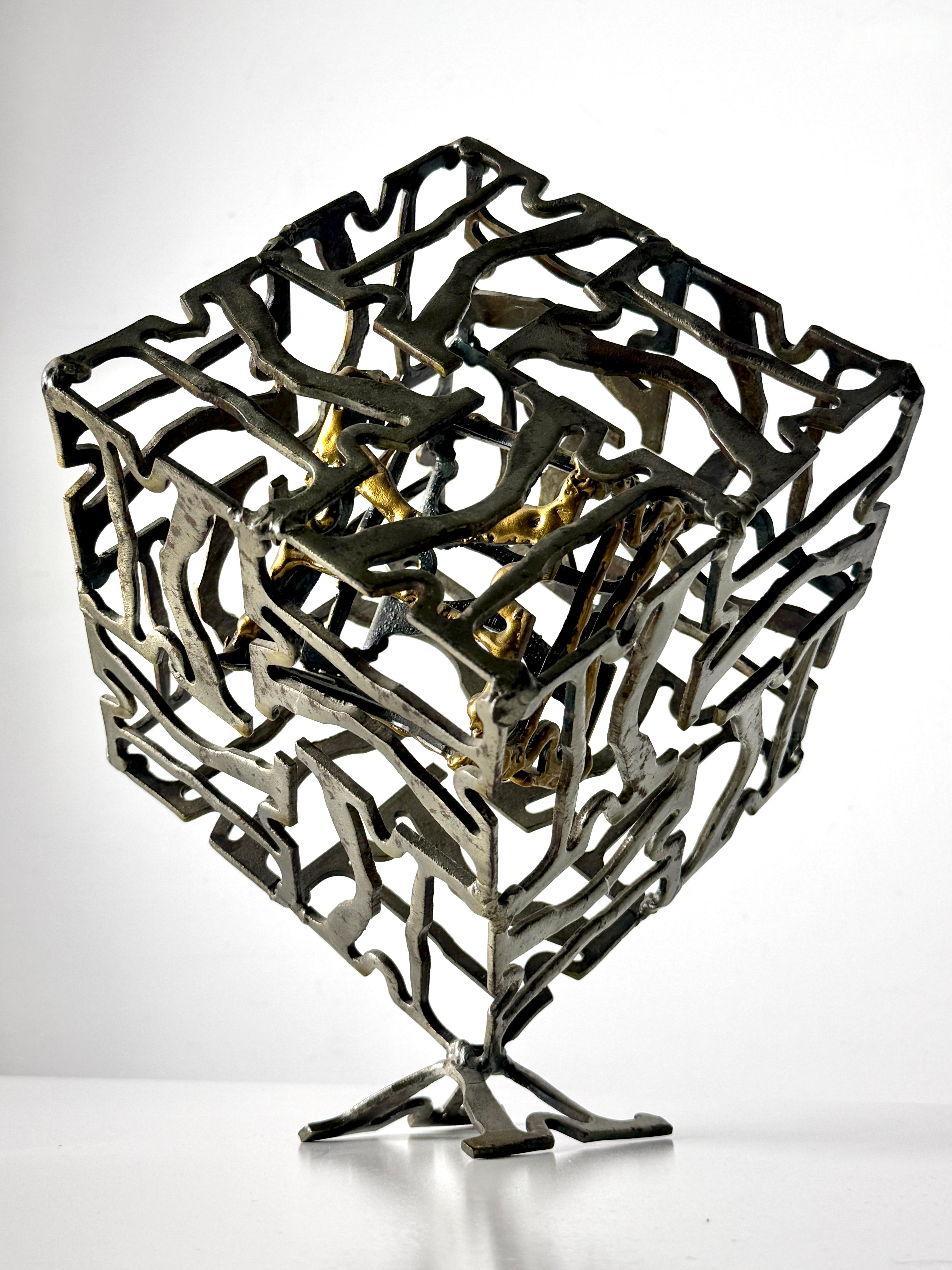 XX secolo Scultura geometrica brutalista in metallo saldato, cubo astratto in acciaio e ottone 1960s in vendita