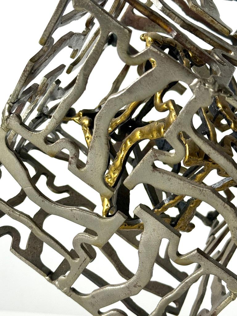 Ottone Scultura geometrica brutalista in metallo saldato, cubo astratto in acciaio e ottone 1960s in vendita