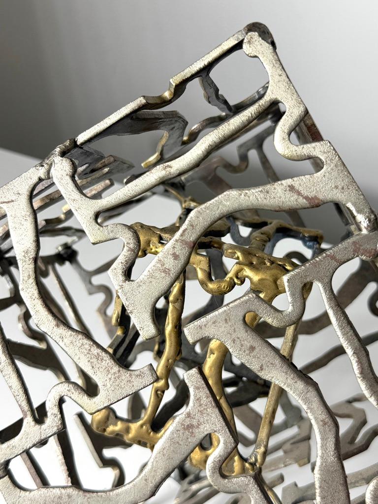 Scultura geometrica brutalista in metallo saldato, cubo astratto in acciaio e ottone 1960s in vendita 1