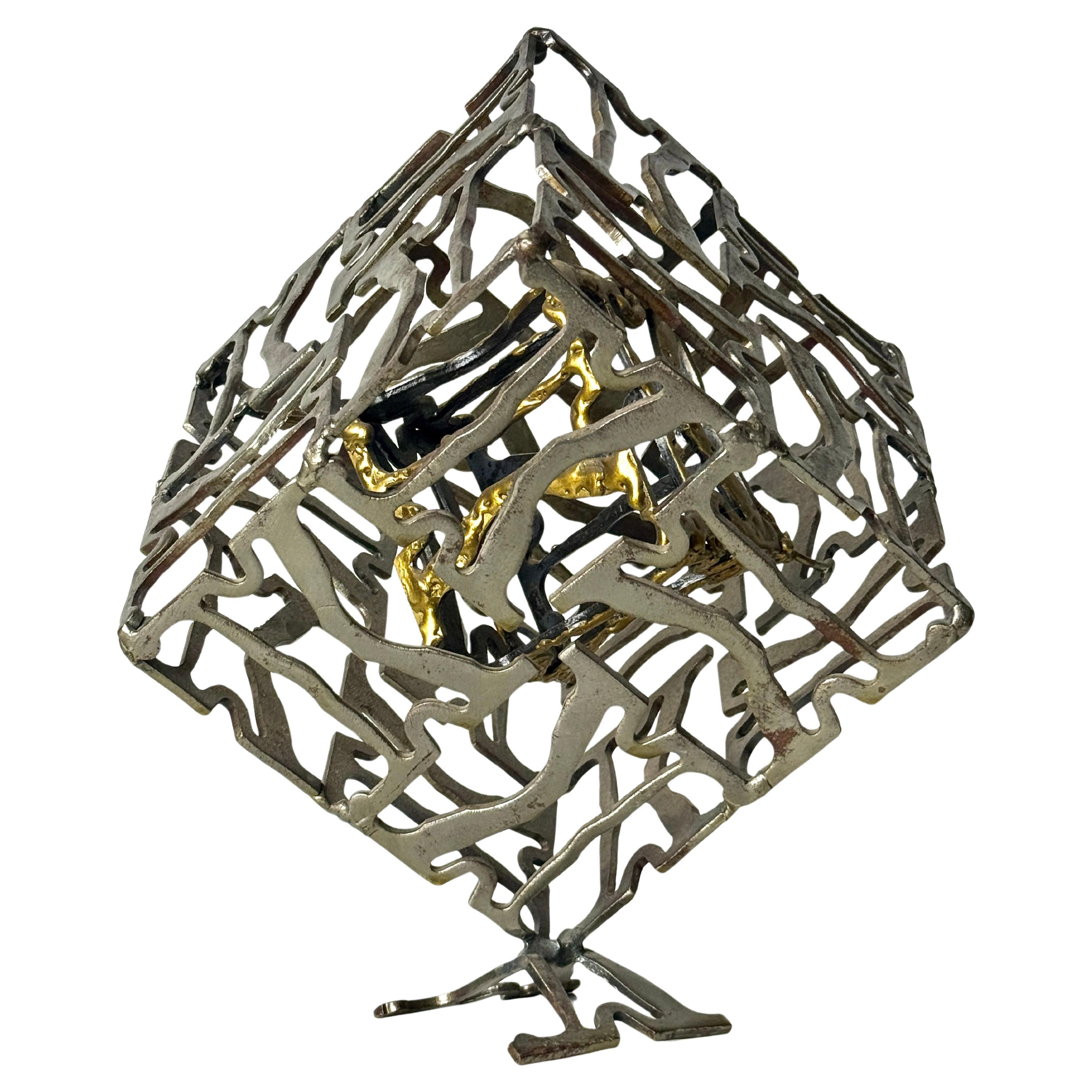 Scultura geometrica brutalista in metallo saldato, cubo astratto in acciaio e ottone 1960s
