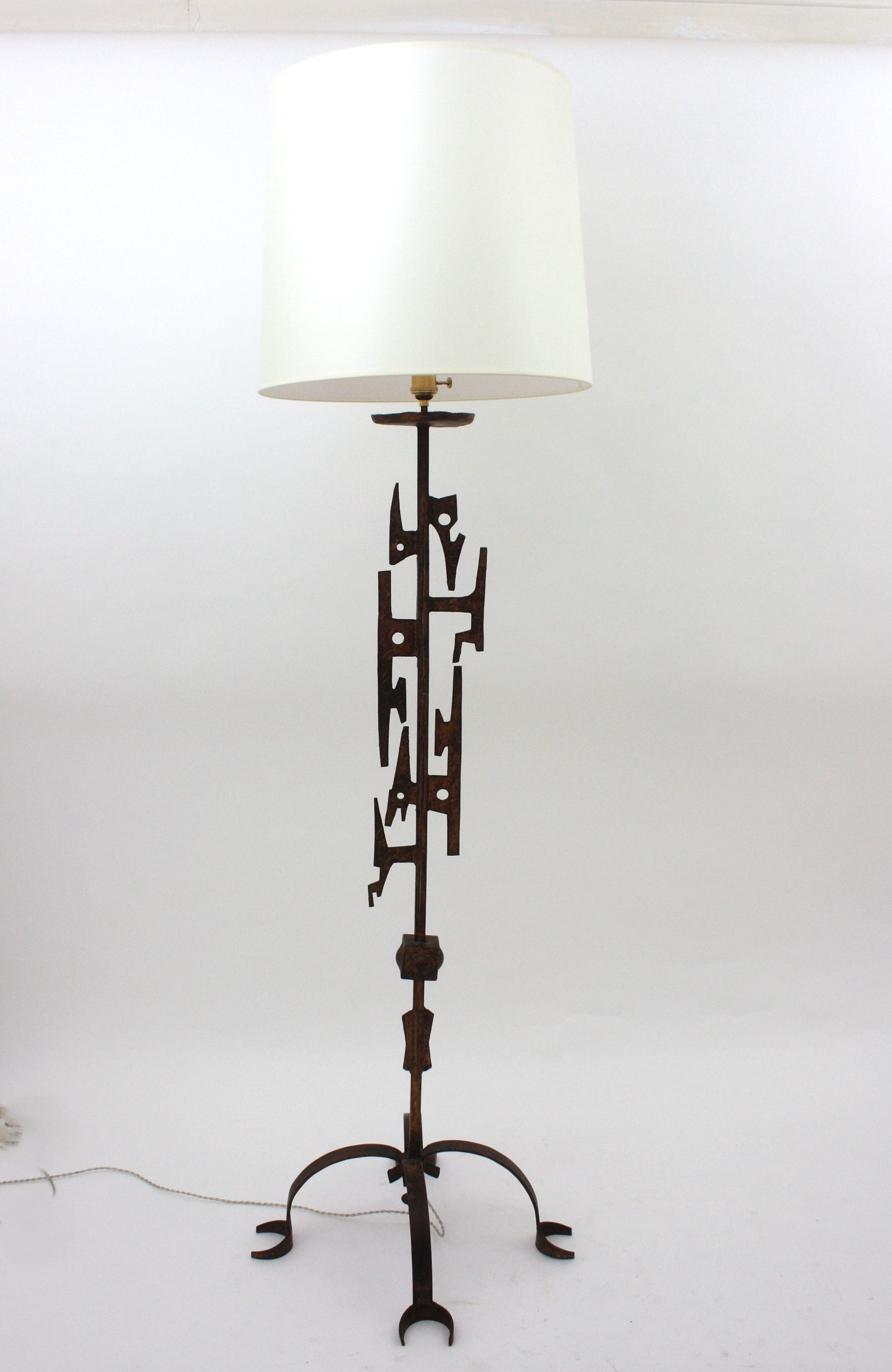 Brutalist Floor Lamp in Gilt Wrought Iron, 1950s
Outstanding hand forged floor lamp with geometric decorative construction and brutalist design.
Inspired in Paul Evans designs.
Newly wired.
Lampshade is not included.
Overall measures ( without