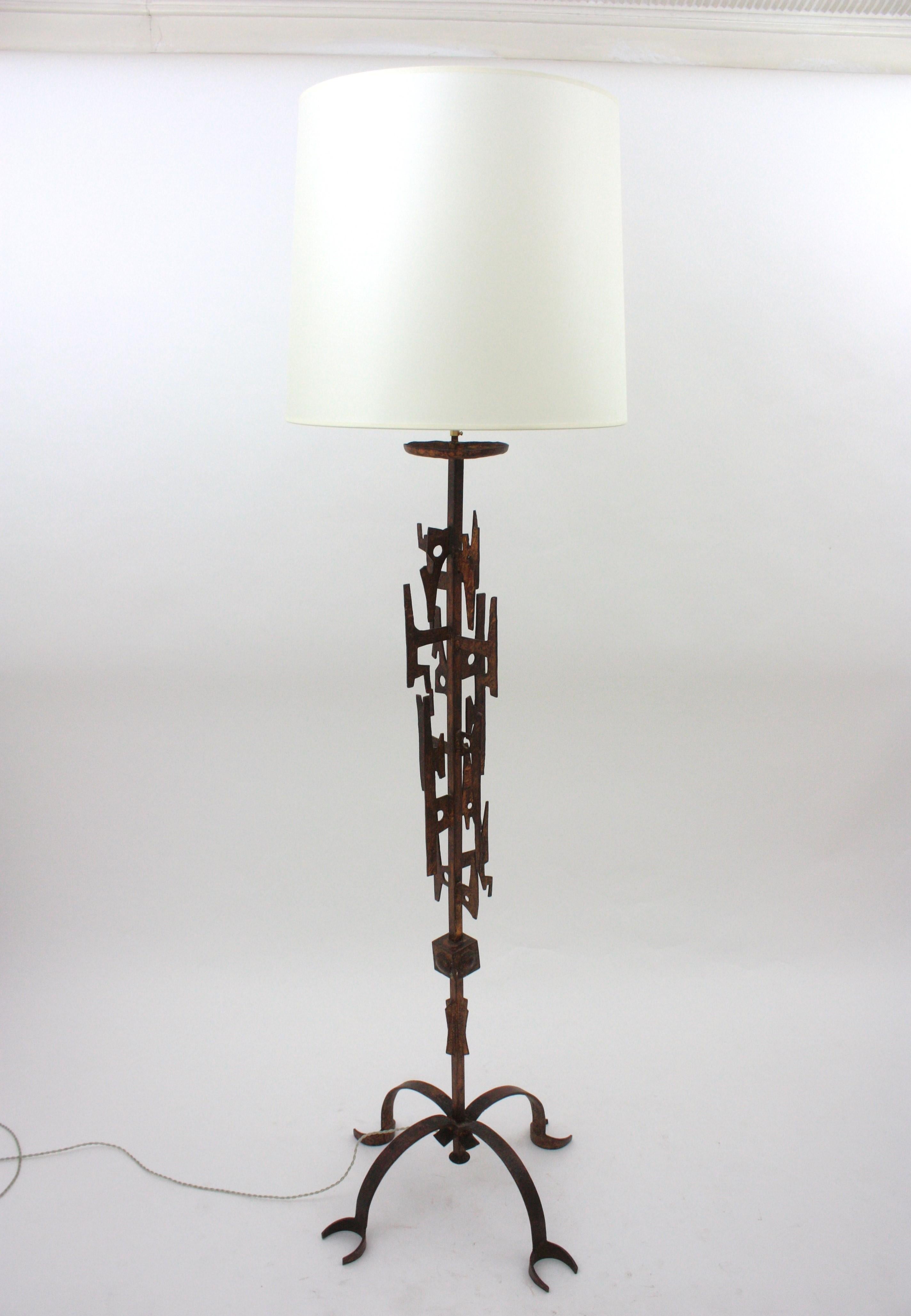 Paul Evans Style Brutalist Gilt Iron Floor Lamp In Good Condition For Sale In Barcelona, ES