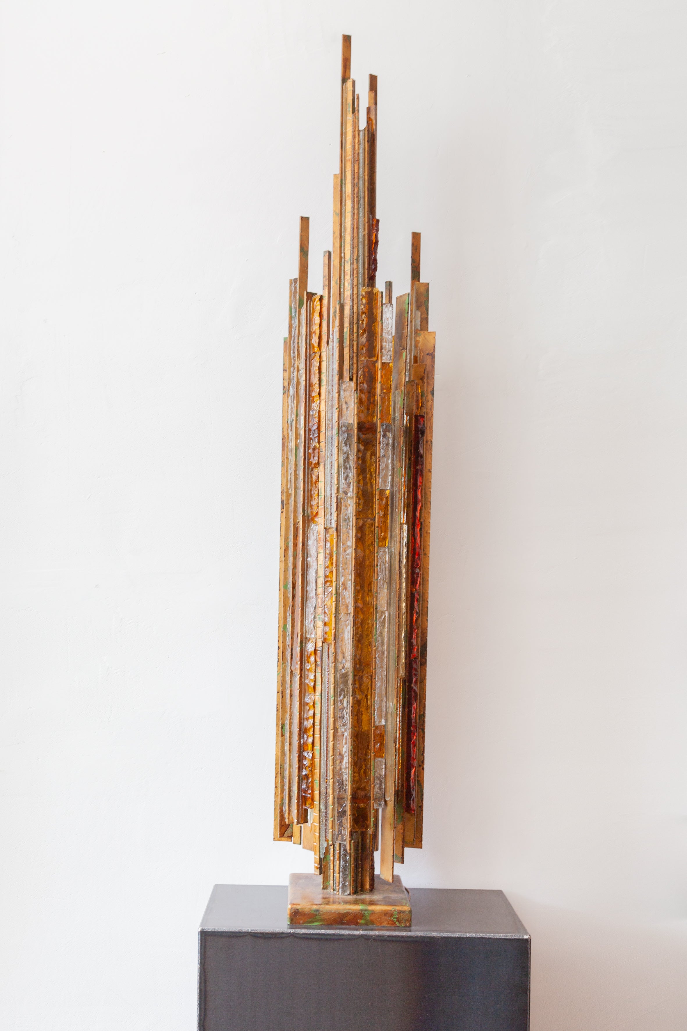 Sehr seltene monumentale Stehleuchte von Biancardi und Jordan Arte bei Verone Italien, 1970er Jahre. Einzigartige und große Brutalist Stehlampe Skulptur aus Bernstein und klar gehämmertes Glas und geschliffenes Glas auf einer bronzierten