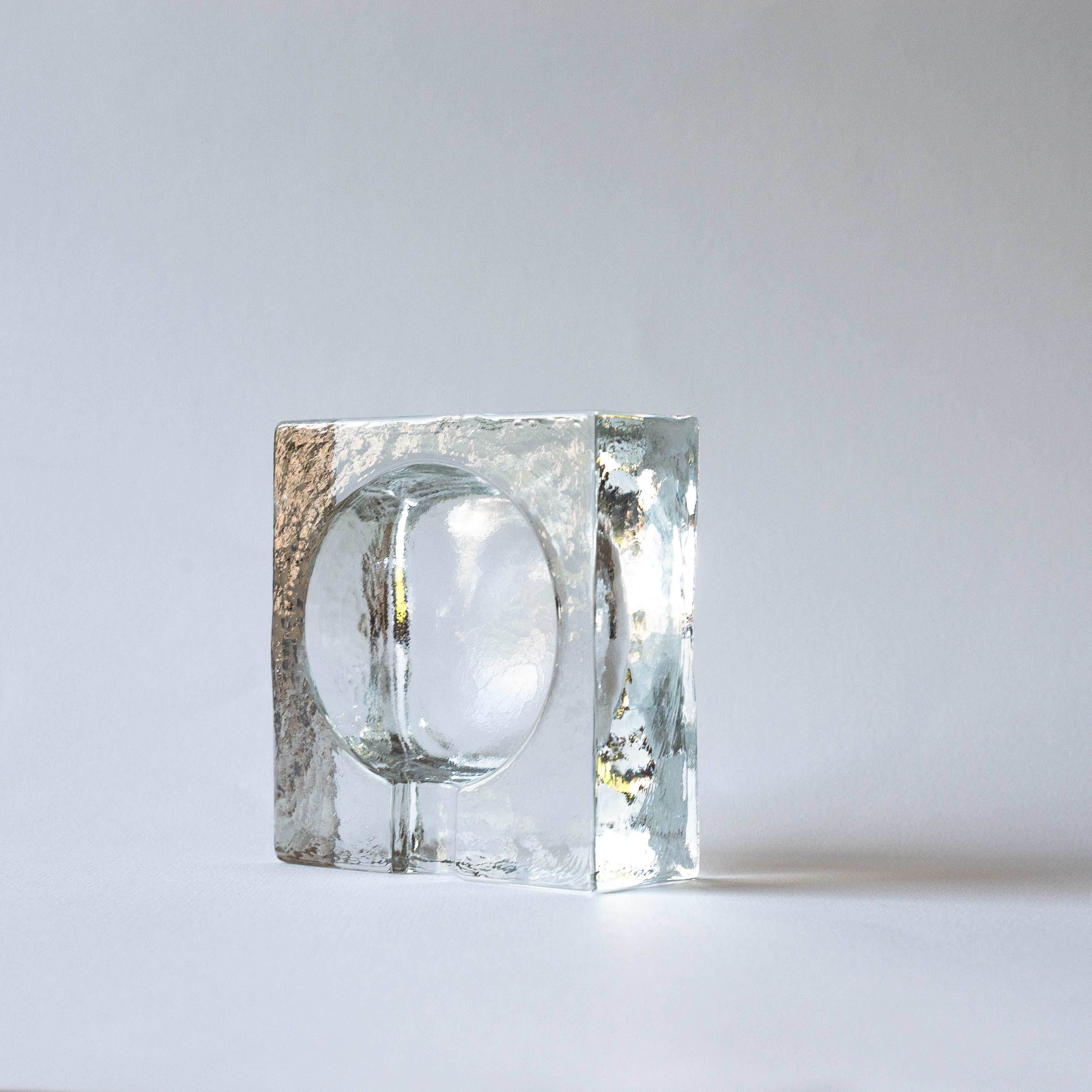 Posacenere o ciotola in vetro brutalista, design minimalista, Francia anni '70.

Posacenere in vetro, stampato da un unico blocco di vetro.

La sua superficie chiara e trasparente gli conferisce l'aspetto di acqua ghiacciata o di un cubetto di
