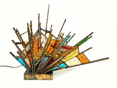 Lampada da tavolo brutalista in ferro dorato e vetro artistico colorato di Longobard, Italia anni '70