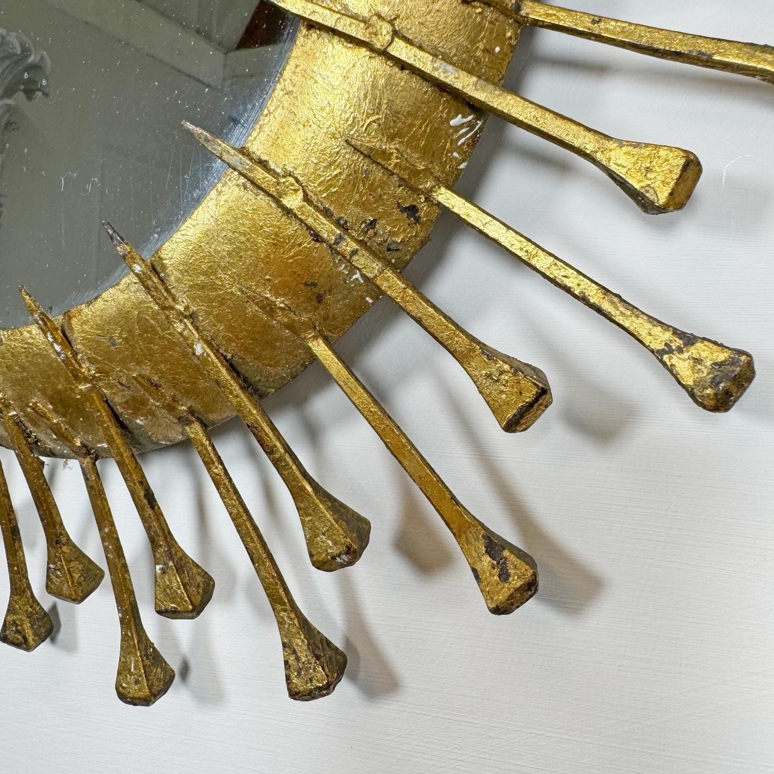 Brutalistische Gold Spanish Sunburst Nagelkopf Spiegel (20. Jahrhundert) im Angebot