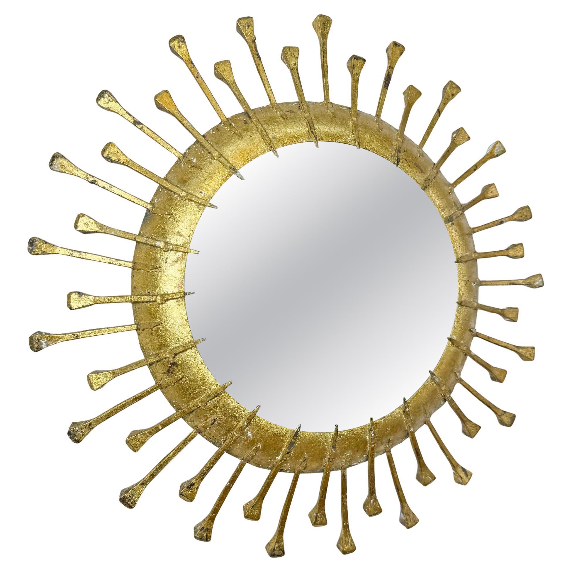 Brutalistische Gold Spanish Sunburst Nagelkopf Spiegel im Angebot