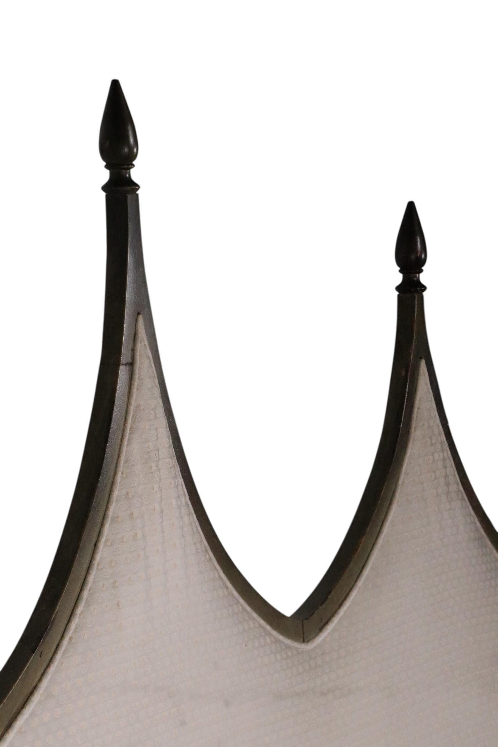 Brutalist Gothic Boho Style Cathedral Style Sofa after Mont Pearsall c. 1970's in vendita 9