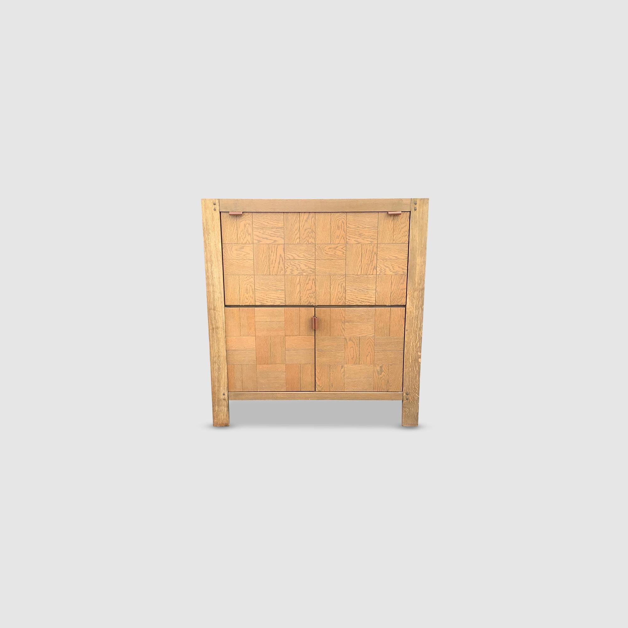 Impressive brutalist graphical oak highboard from Belgian origin, likely to have come out of the Aurora factory in Izegem Belgium.

These highboards are often attributed to De Coene but they are of a different origin.

The highboard is beautifully