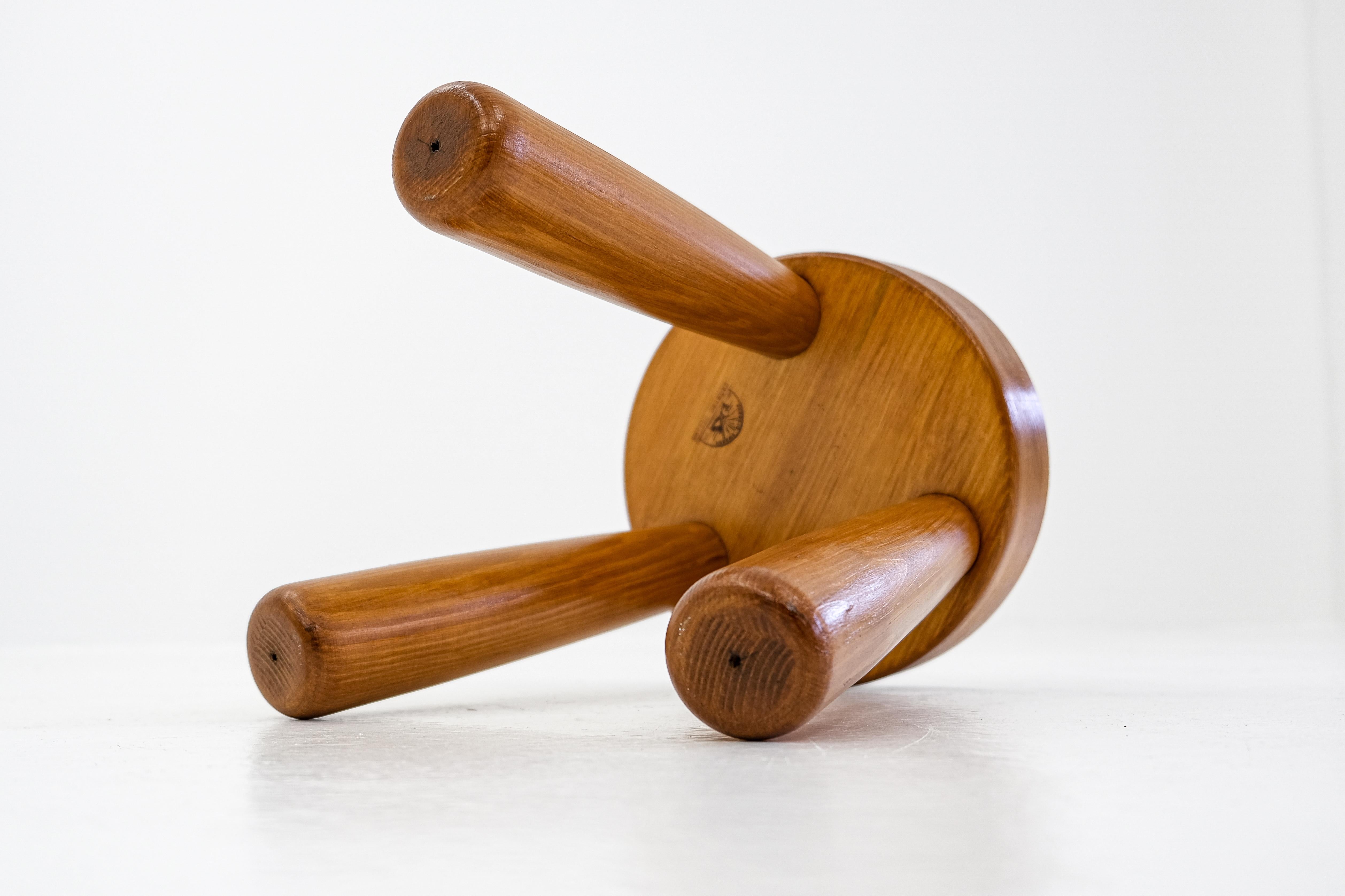 compact, simple, sturdy, beautiful, perfect proportions, made of solid pine wood and finished with a clear lacquer – stamped on the bottom with ‚gröning design – bergsjö sweden‘.

a beautiful tripod stool designed in the manner of the milking stool