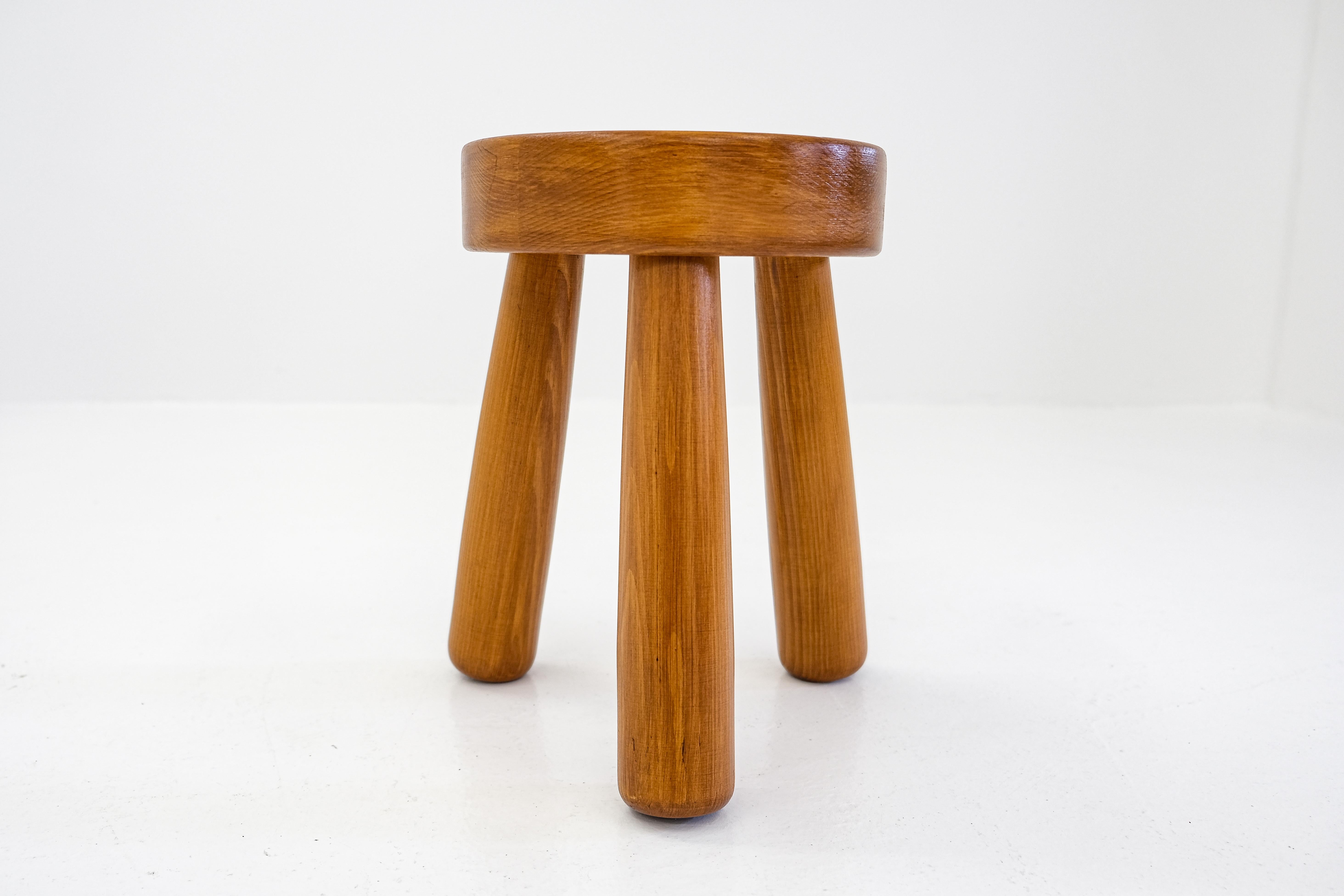 Pine Brutalist Gröning Design tripod stool, Sweden, 1990s For Sale