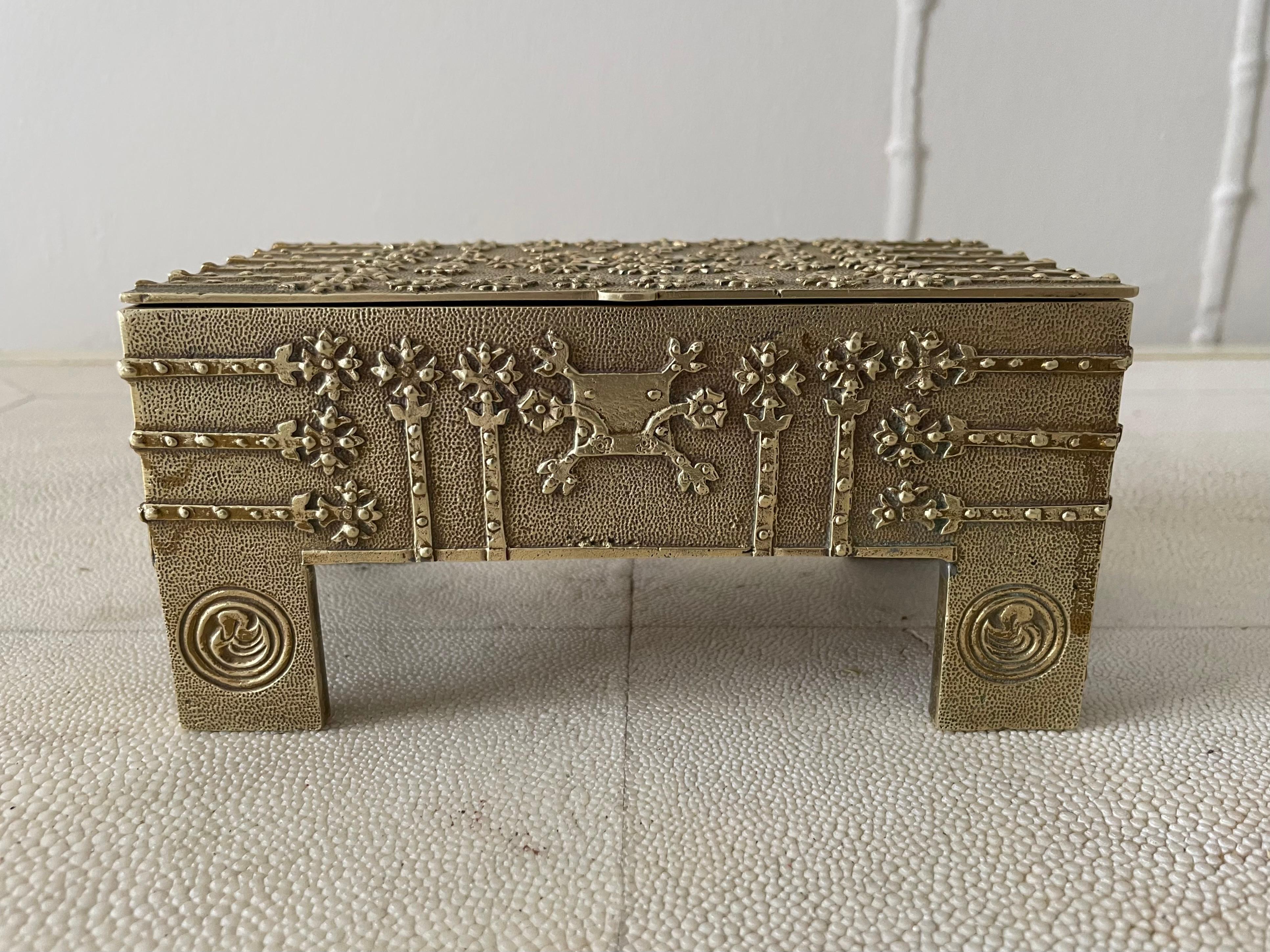 Brutalist Hammered Brass Box or Jewelry Casket For Sale 6
