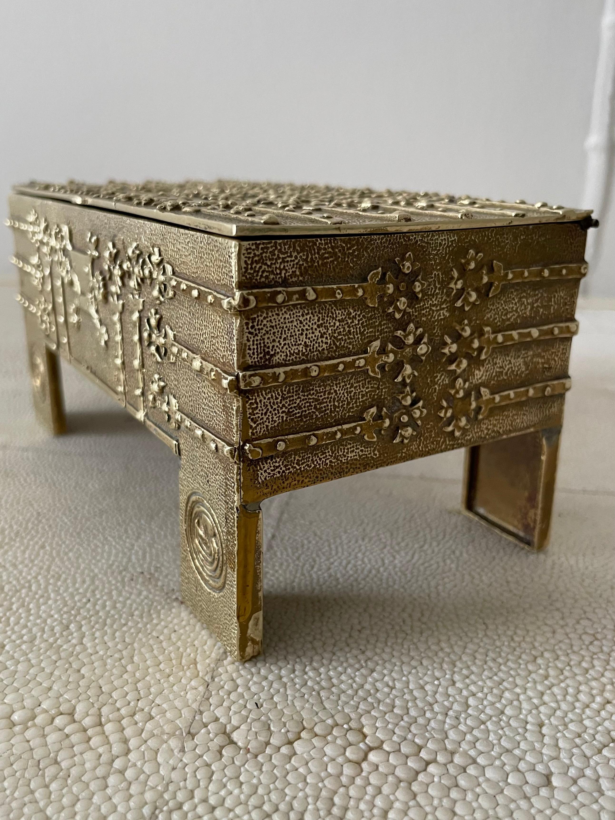 Brutalist Hammered Brass Box or Jewelry Casket For Sale 7