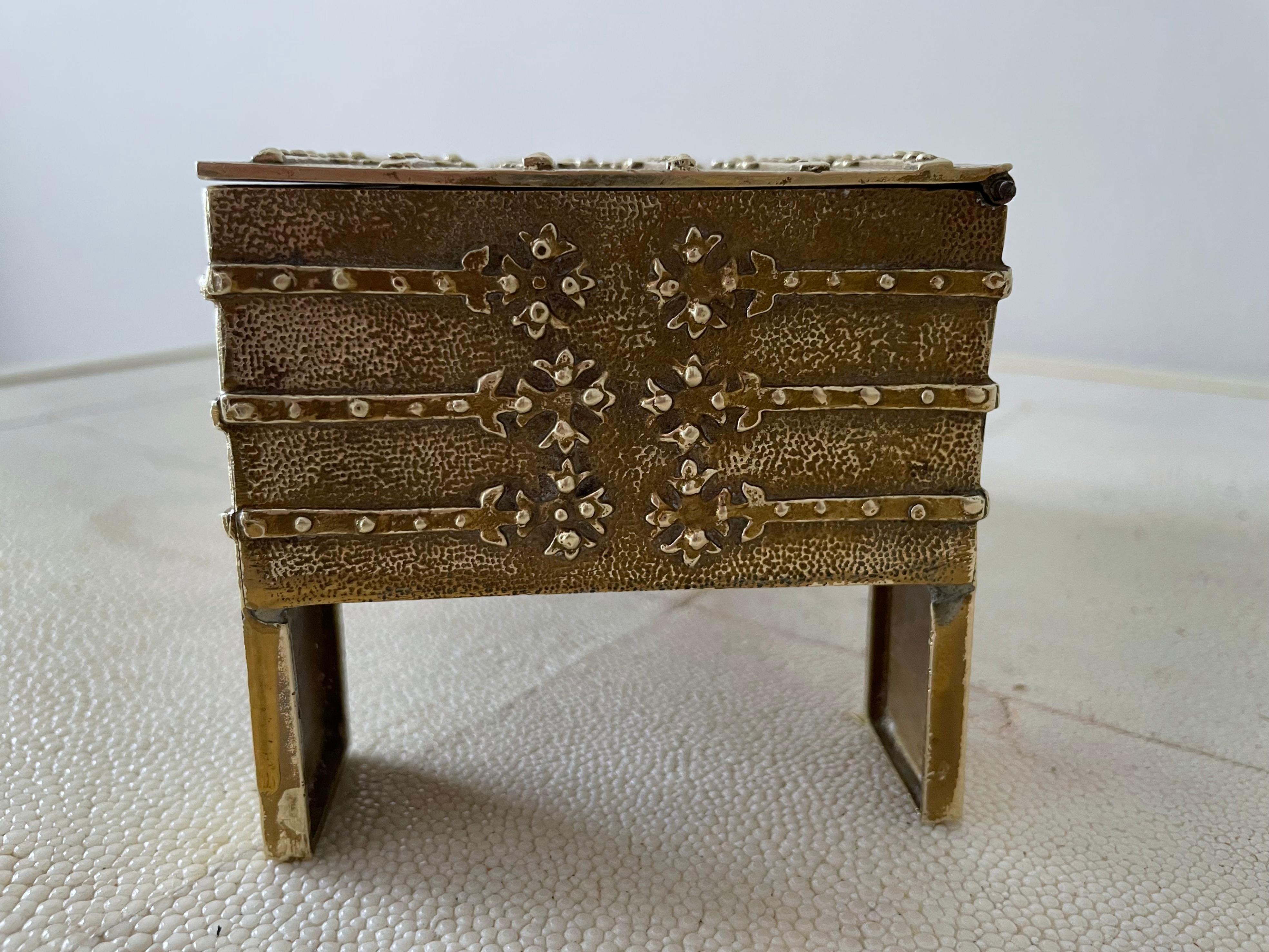 Brutalist Hammered Brass Box or Jewelry Casket For Sale 8
