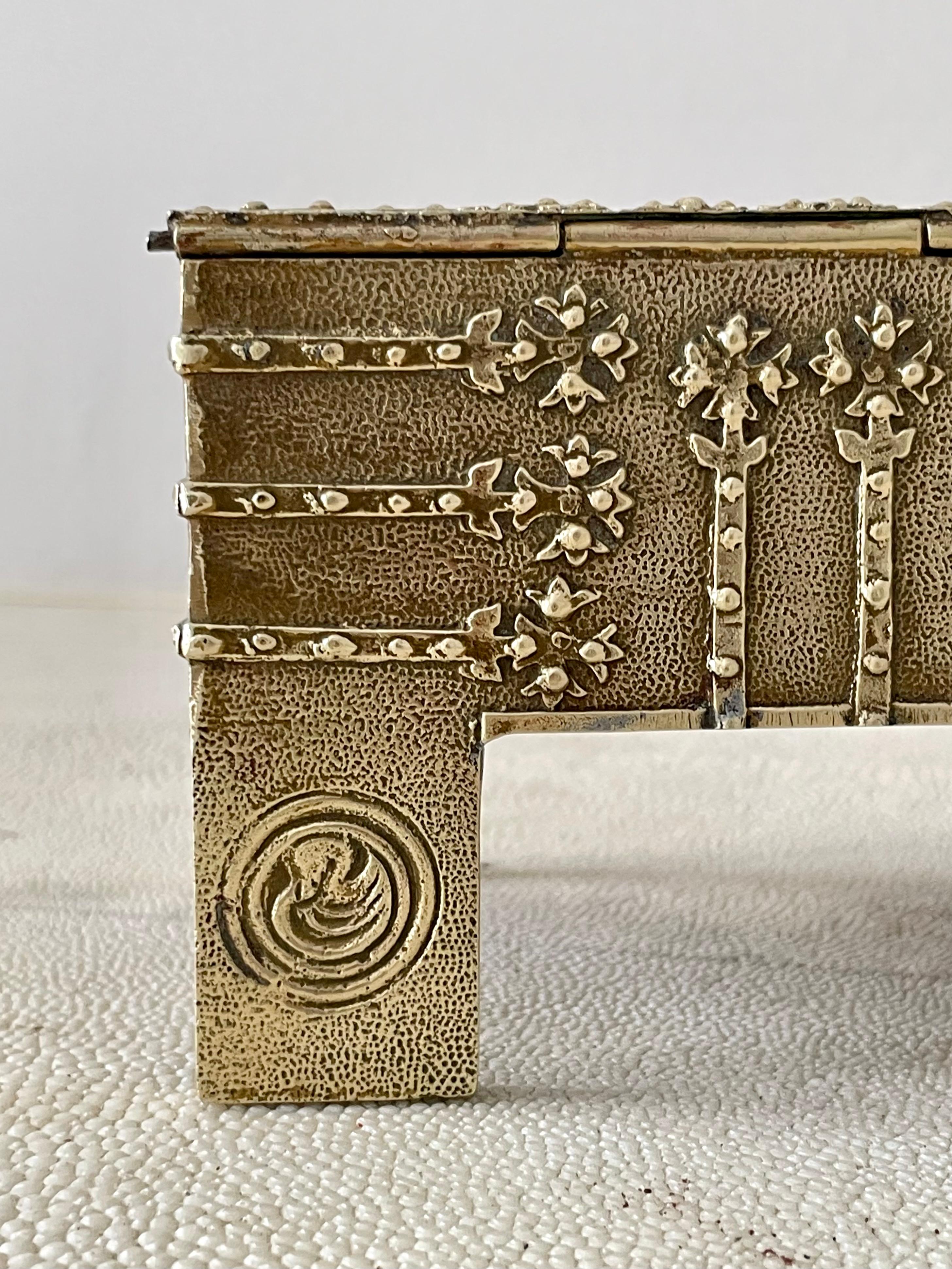 Brutalist Hammered Brass Box or Jewelry Casket For Sale 9