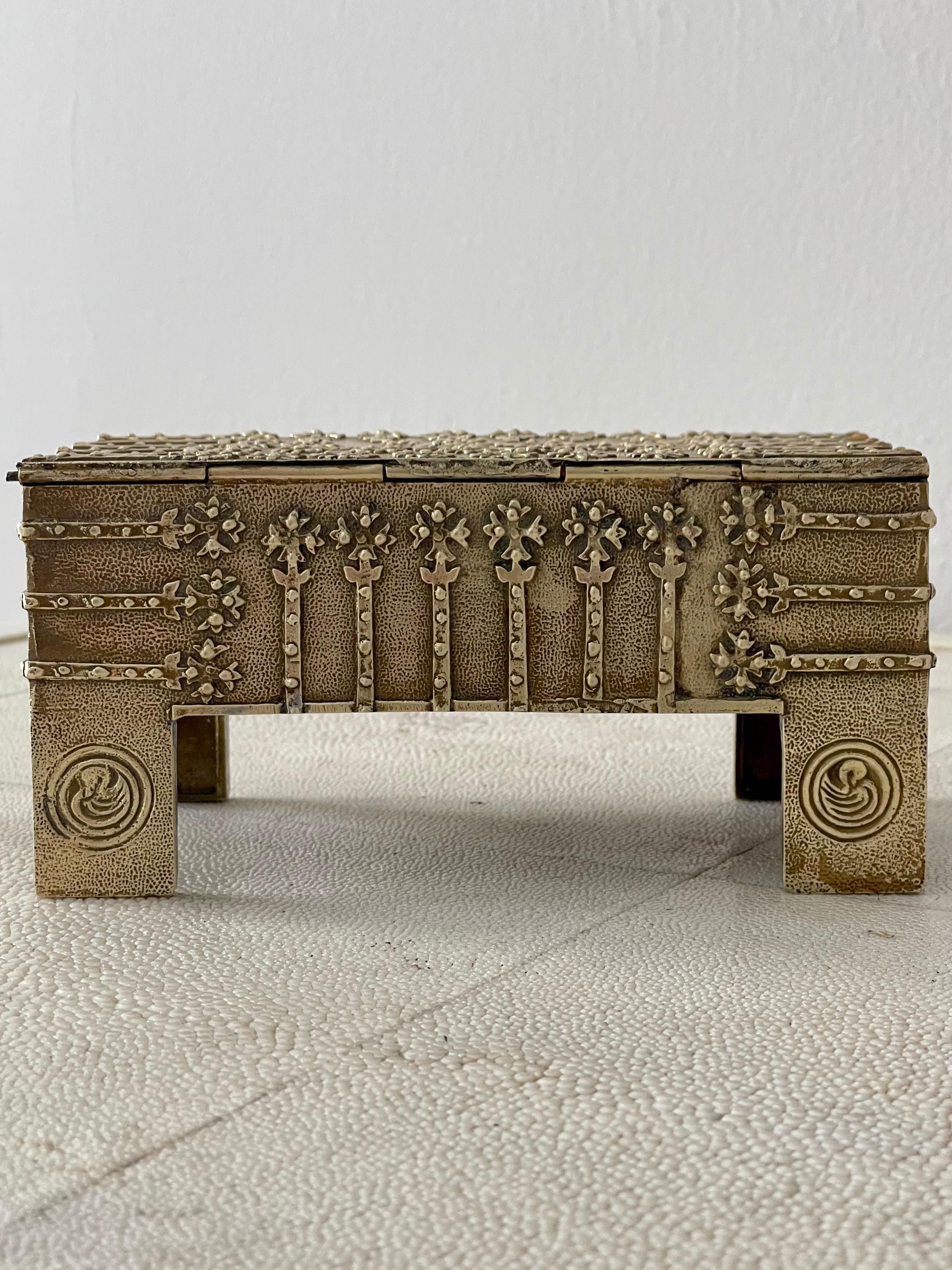 Brutalist Hammered Brass Box or Jewelry Casket For Sale 10