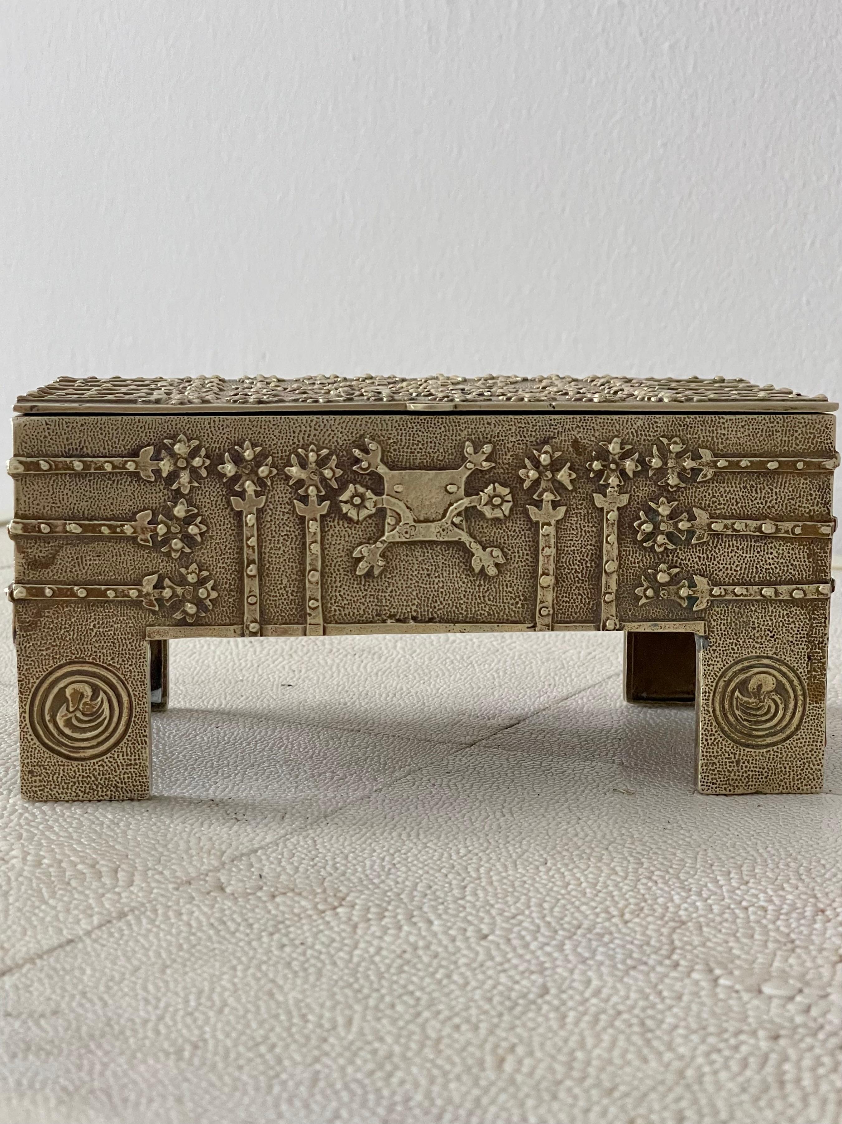 Brutalist Hammered Brass Box or Jewelry Casket For Sale 11