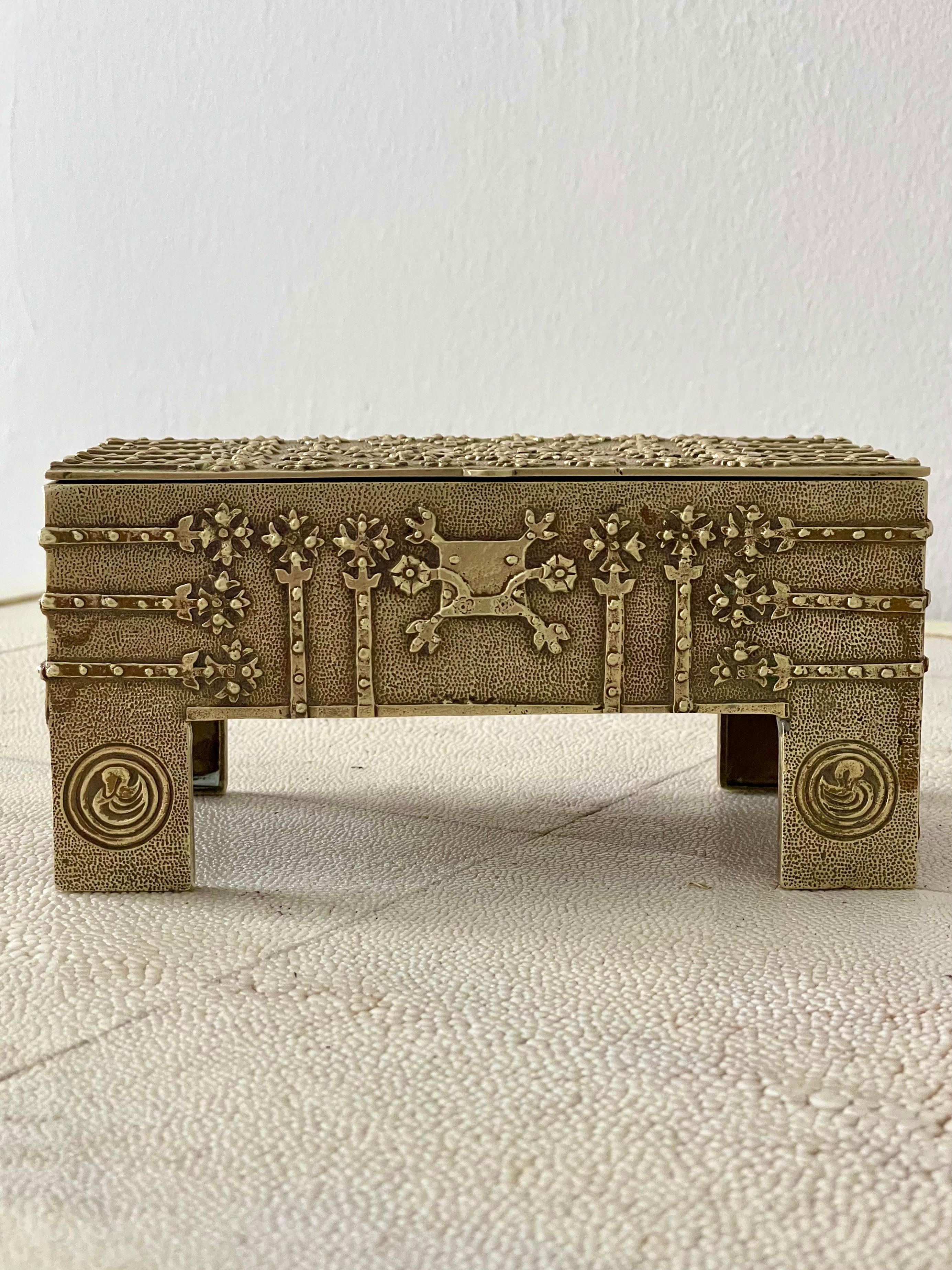 Brutalist Hammered Brass Box or Jewelry Casket For Sale 12