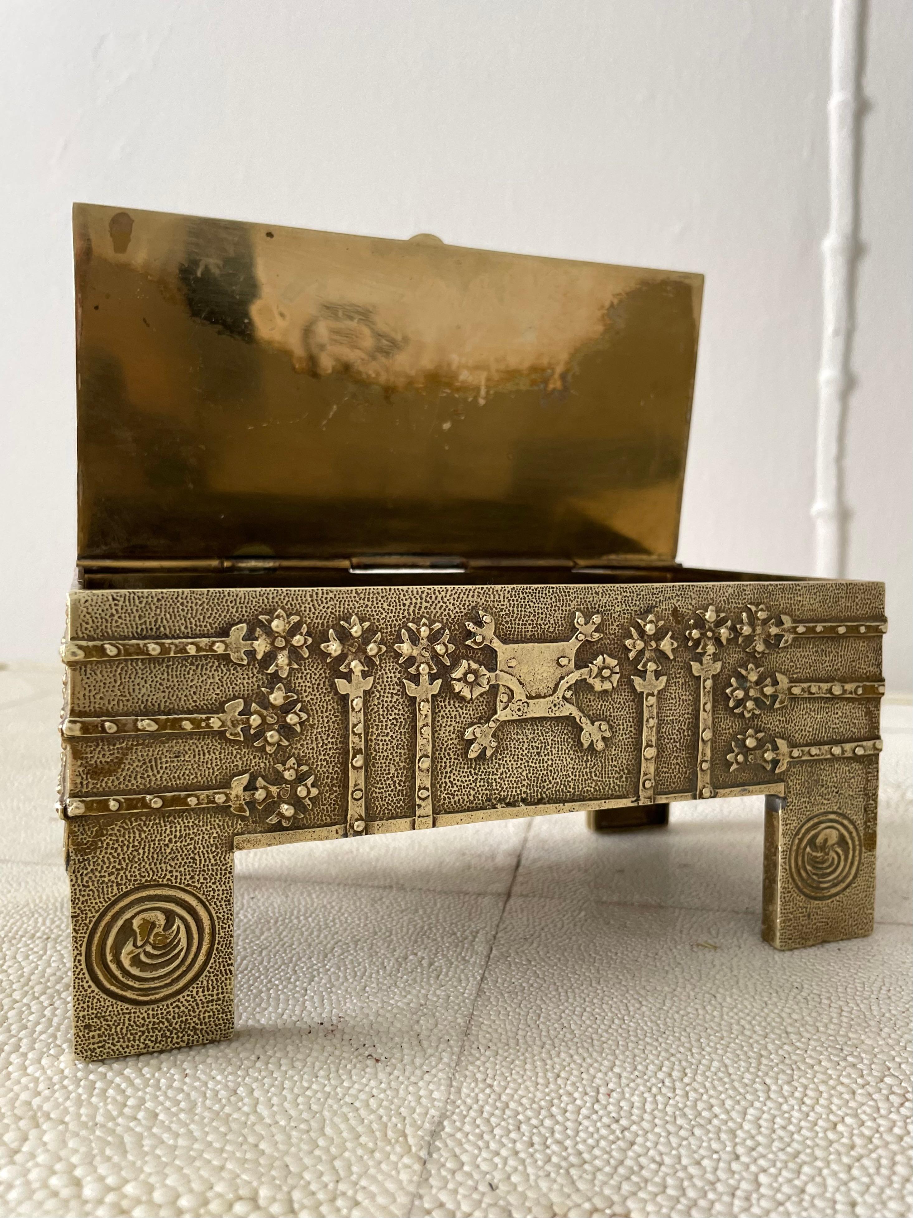 Brutalist Hammered Brass Box or Jewelry Casket For Sale 14