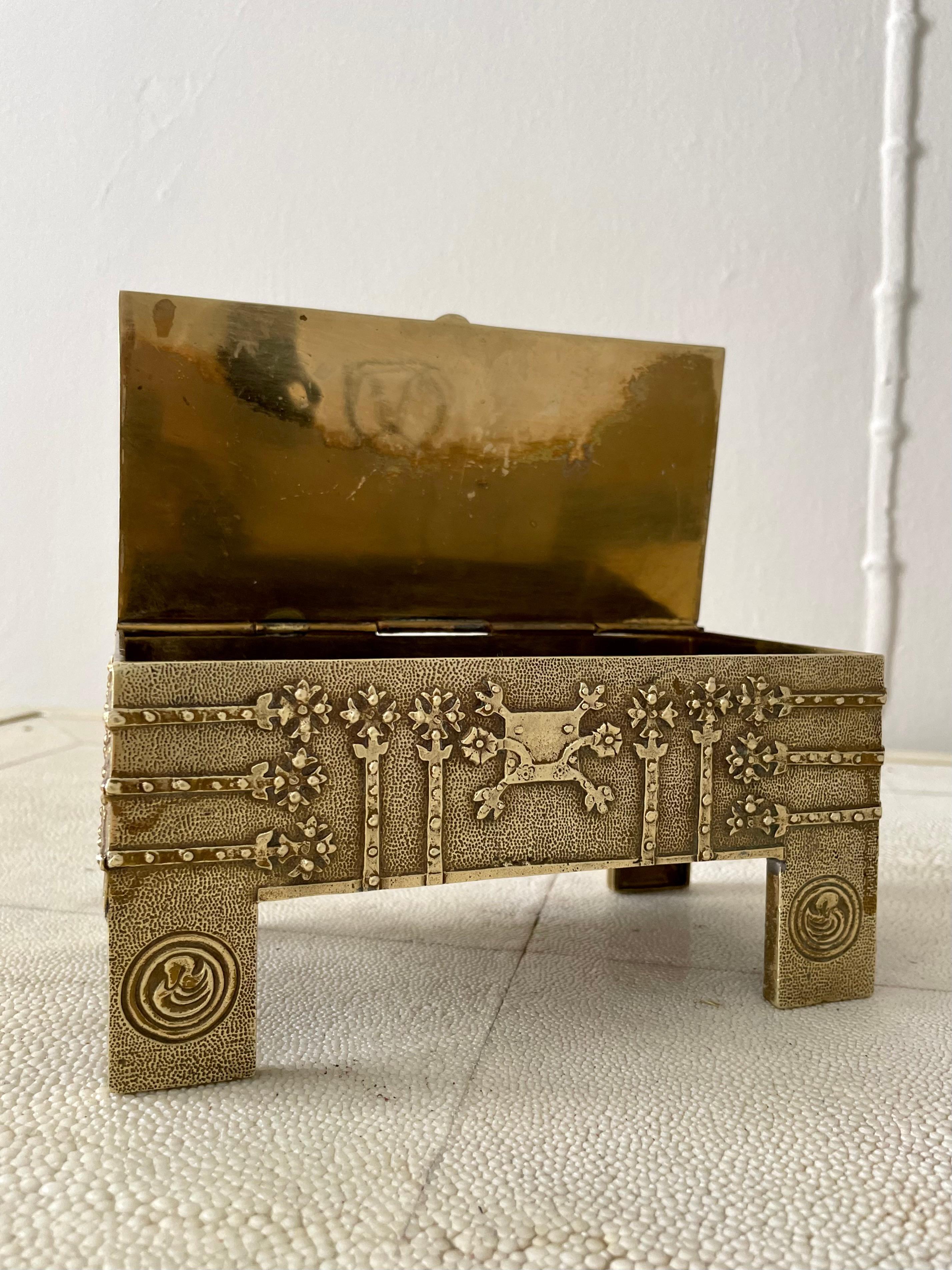 Brutalist Hammered Brass Box or Jewelry Casket For Sale 15