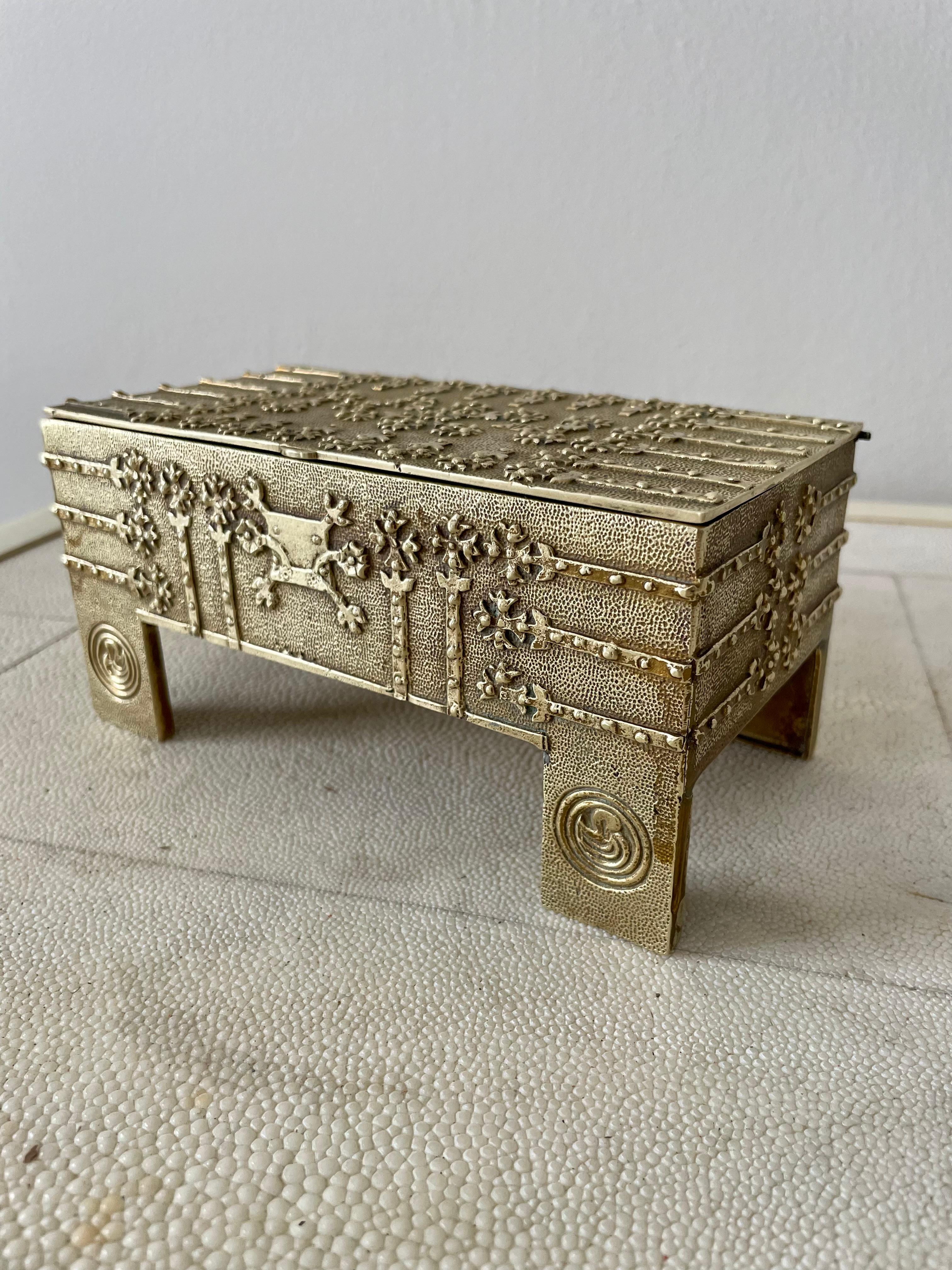 Brutalist Hammered Brass Box or Jewelry Casket In Good Condition For Sale In Los Angeles, CA