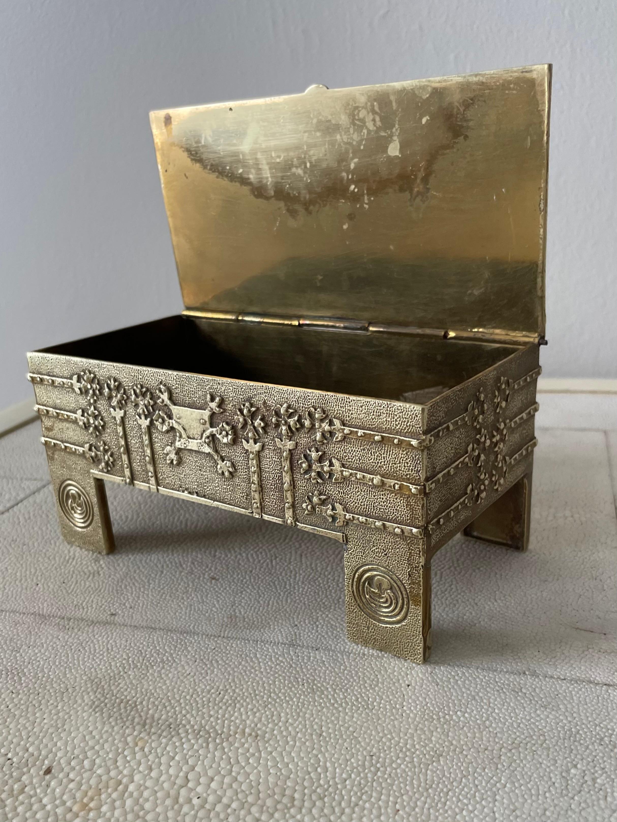 Brutalist Hammered Brass Box or Jewelry Casket For Sale 1