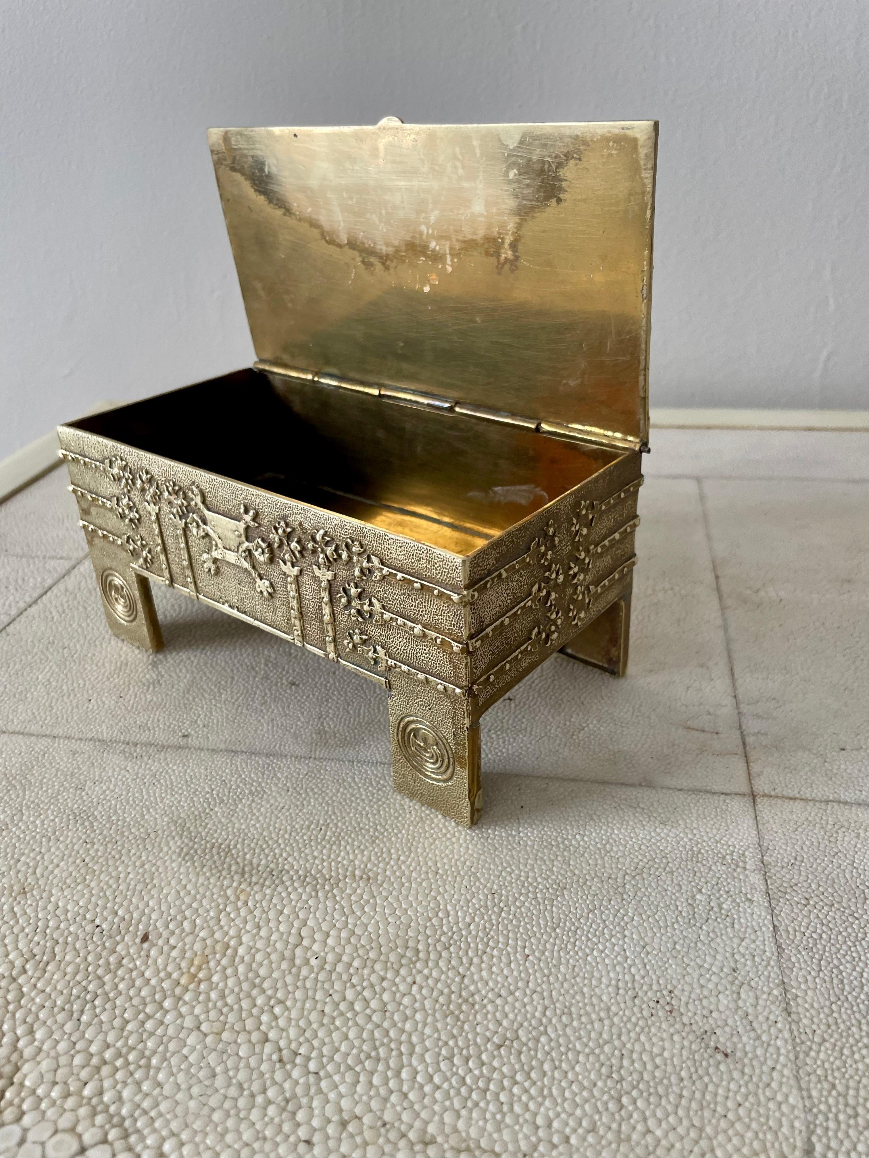 Brutalist Hammered Brass Box or Jewelry Casket For Sale 3