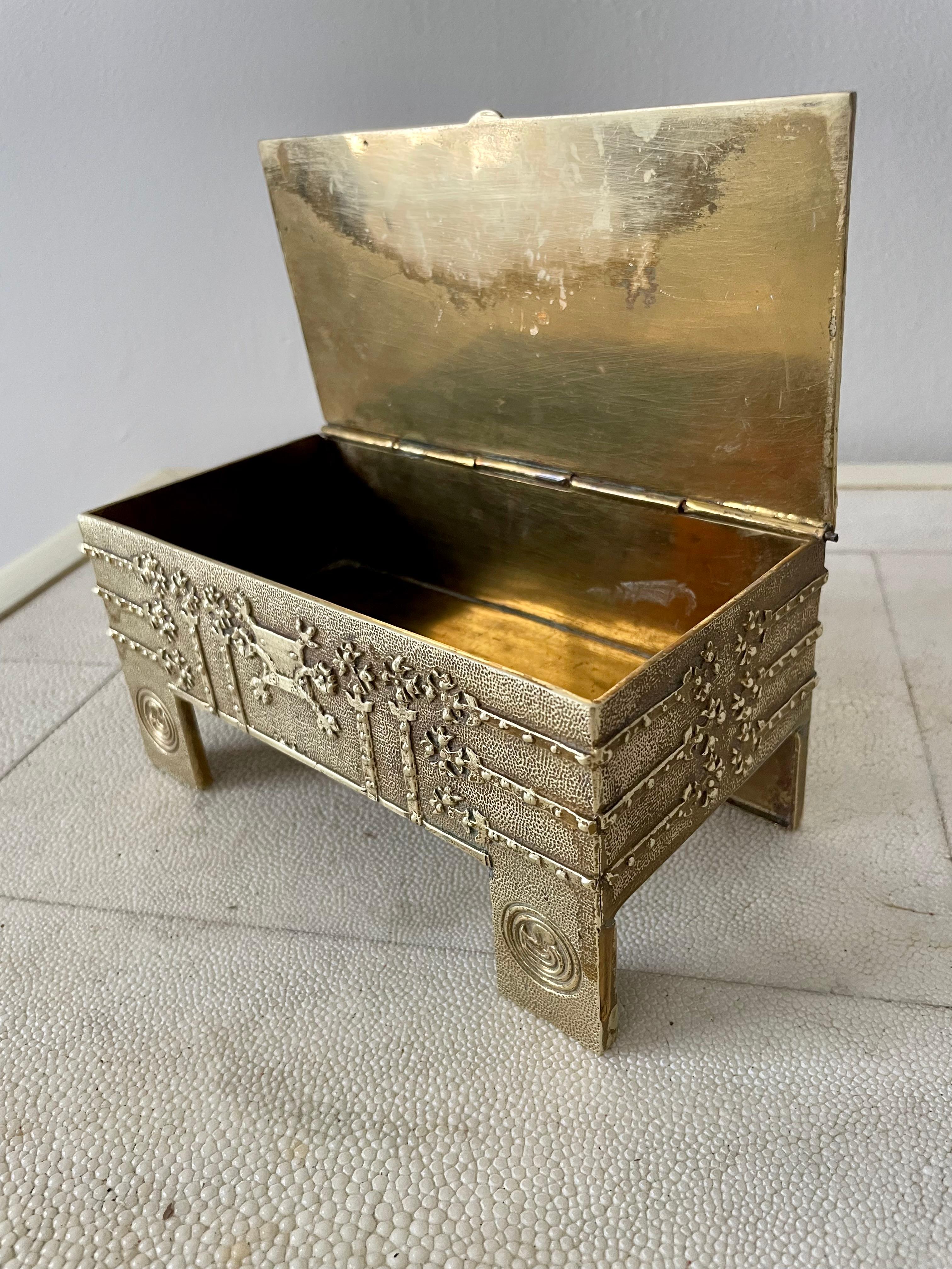 Brutalist Hammered Brass Box or Jewelry Casket For Sale 4