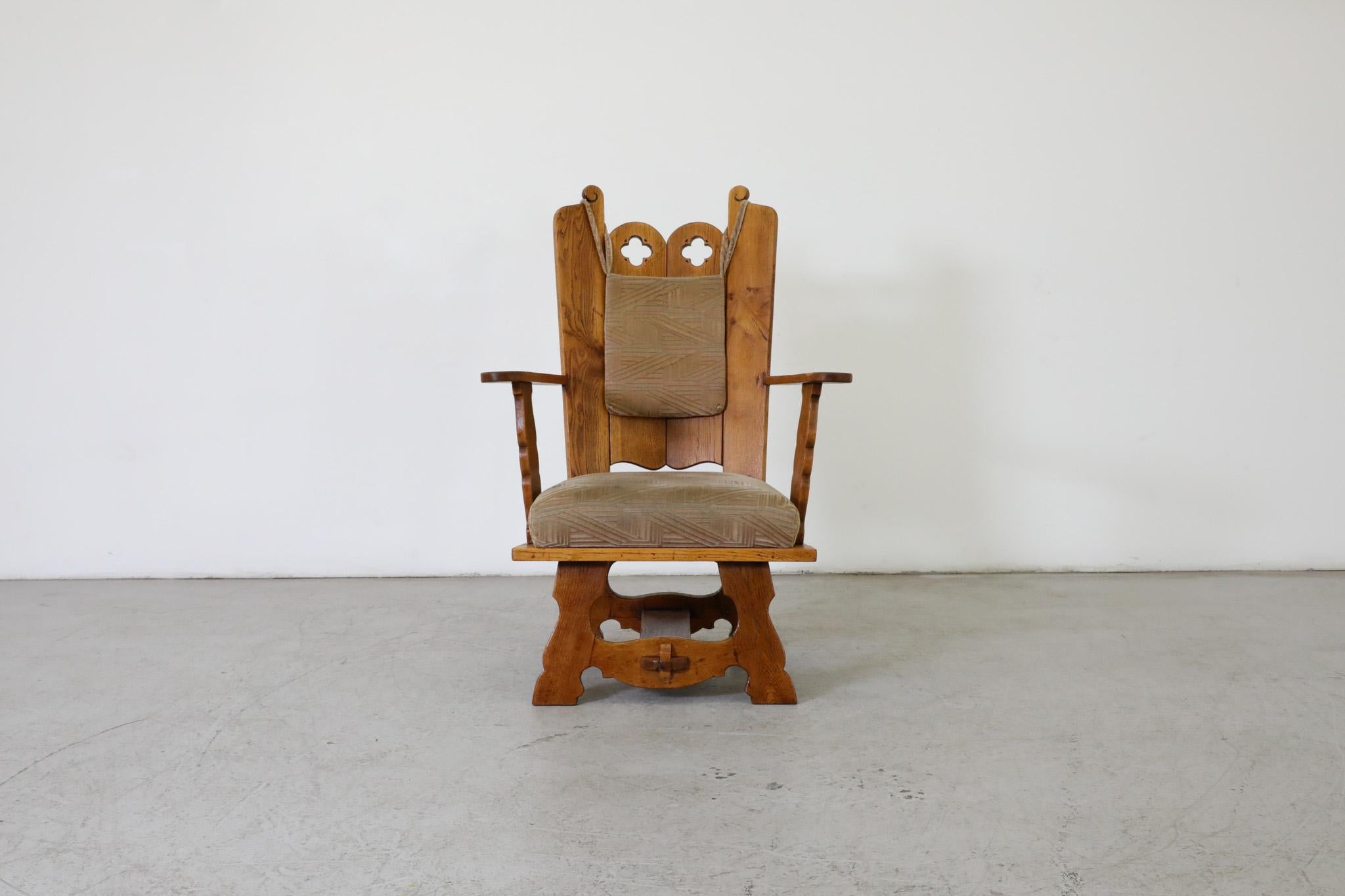 Brutalistische, handgeschnitzte Sessel aus Eiche mit hoher Rückenlehne und Originalpolstern (Moderne der Mitte des Jahrhunderts) im Angebot