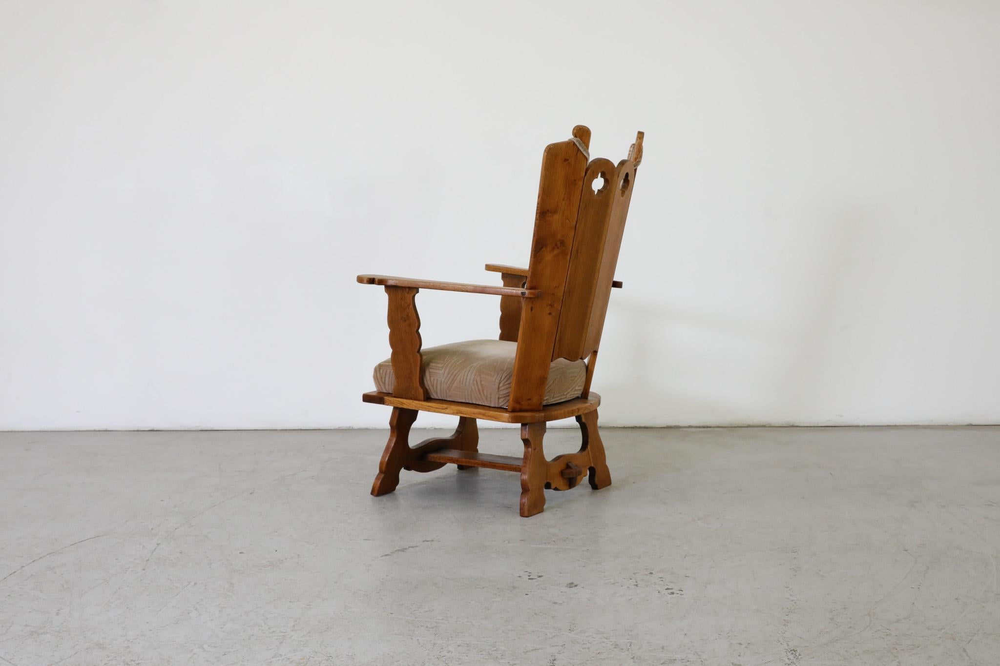Brutalistische, handgeschnitzte Sessel aus Eiche mit hoher Rückenlehne und Originalpolstern (Eichenholz) im Angebot