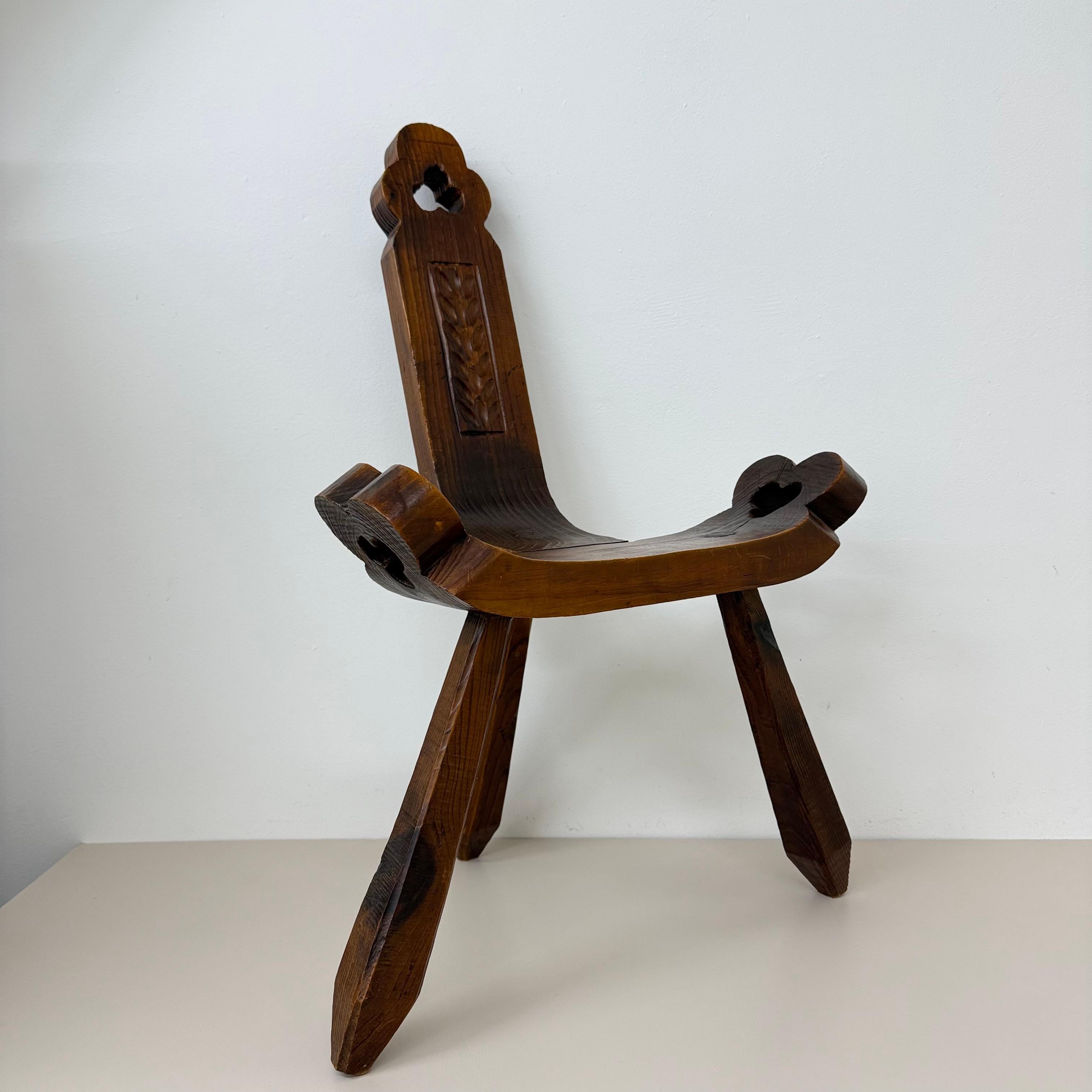 Brutalist hand carved oak Spanish tripod chair , 1970s For Sale 5