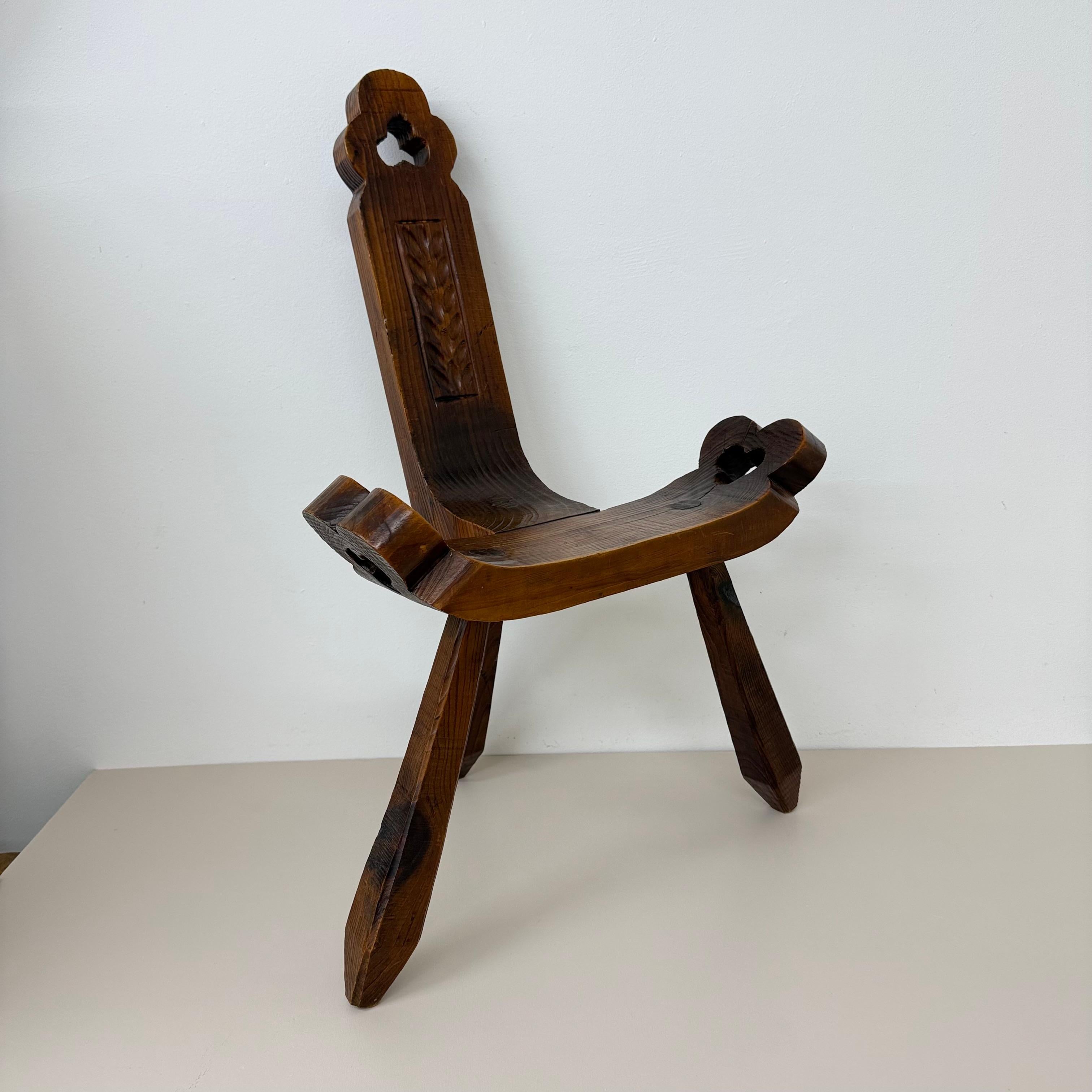 Brutalist hand carved oak Spanish tripod chair , 1970s For Sale 6