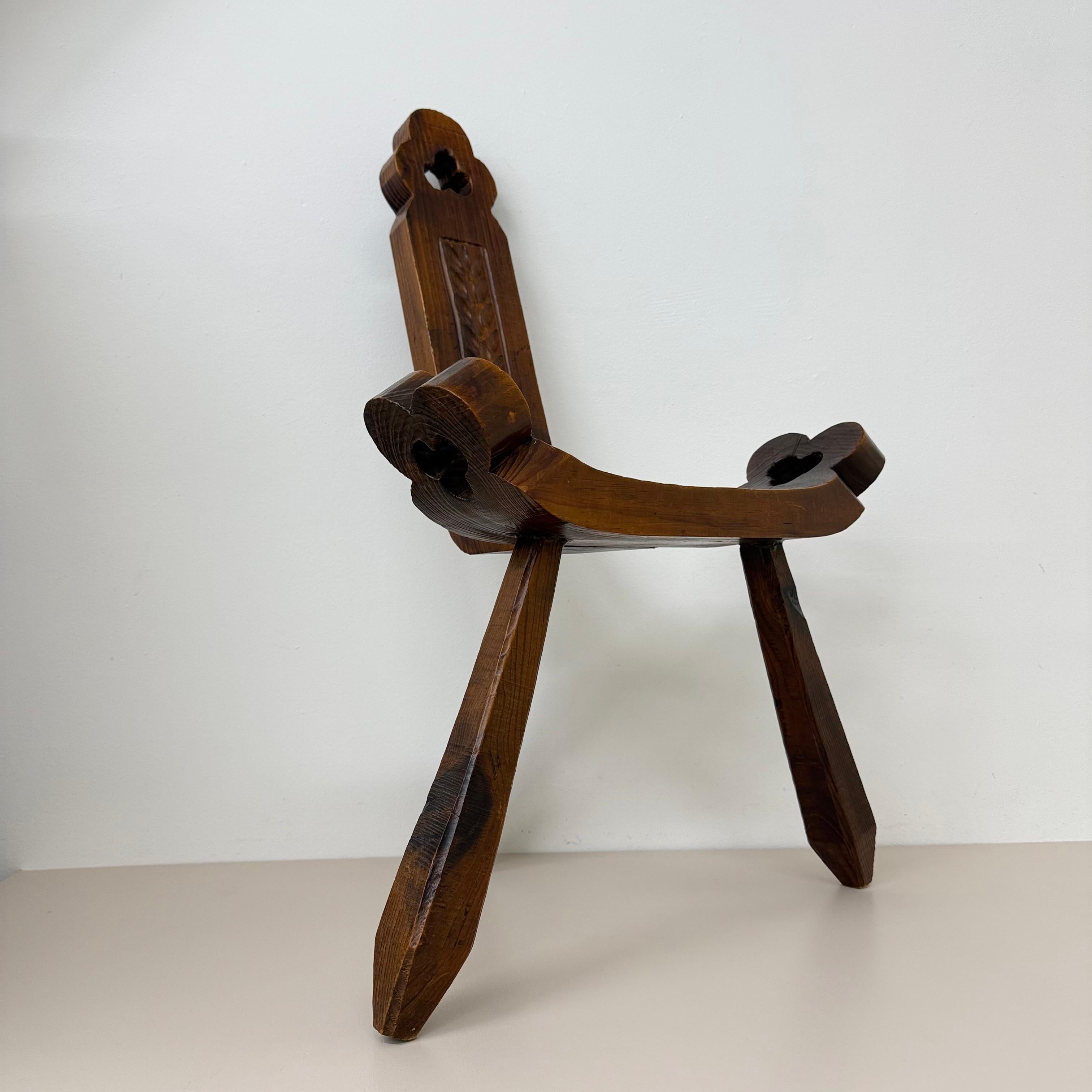 Brutalist hand carved oak Spanish tripod chair , 1970s For Sale 8