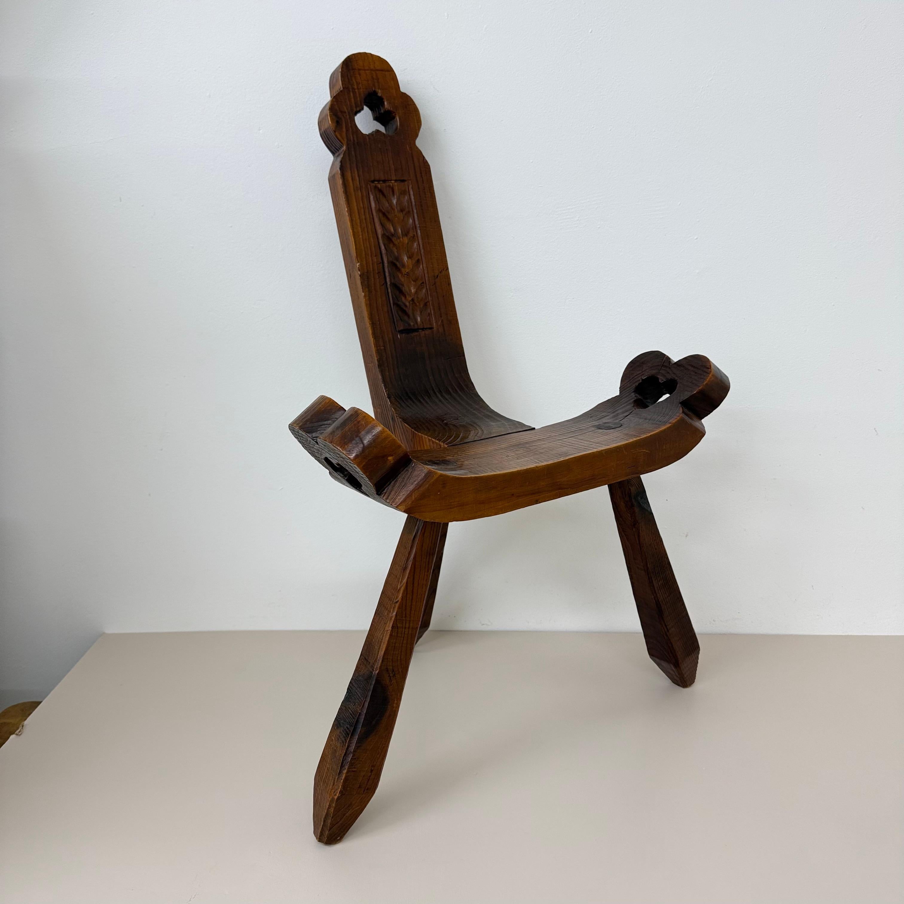 Brutalist hand carved oak Spanish tripod chair , 1970s For Sale 10