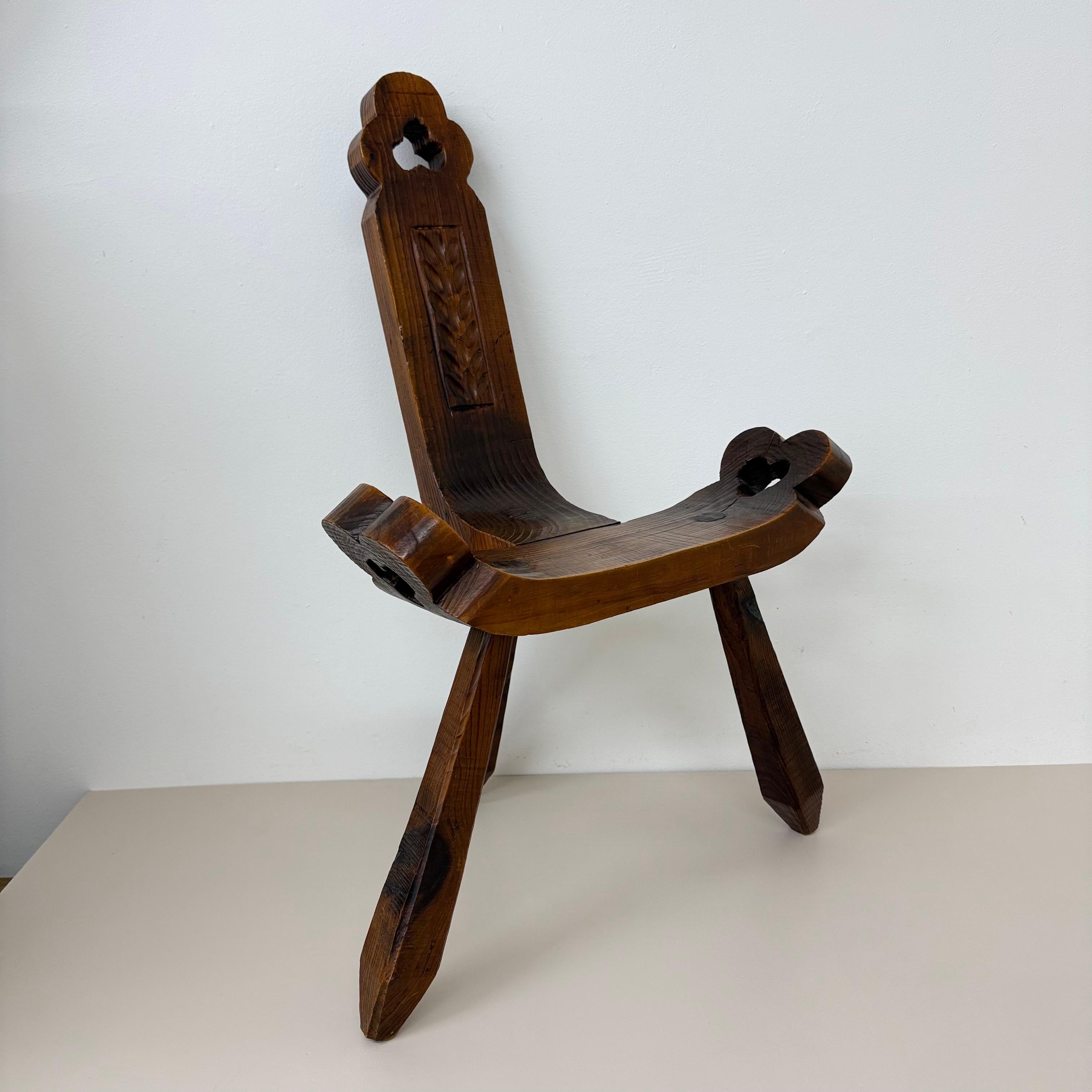 Brutalist hand carved oak Spanish tripod chair , 1970s For Sale 11