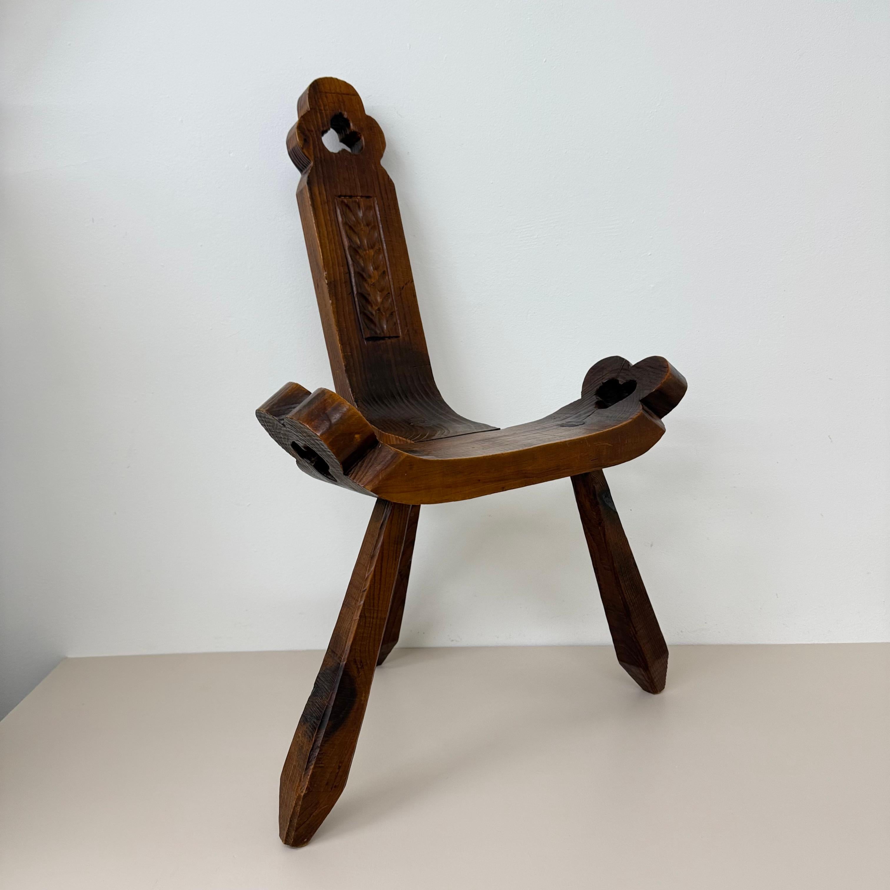 Brutalist hand carved oak Spanish tripod chair , 1970s For Sale 12